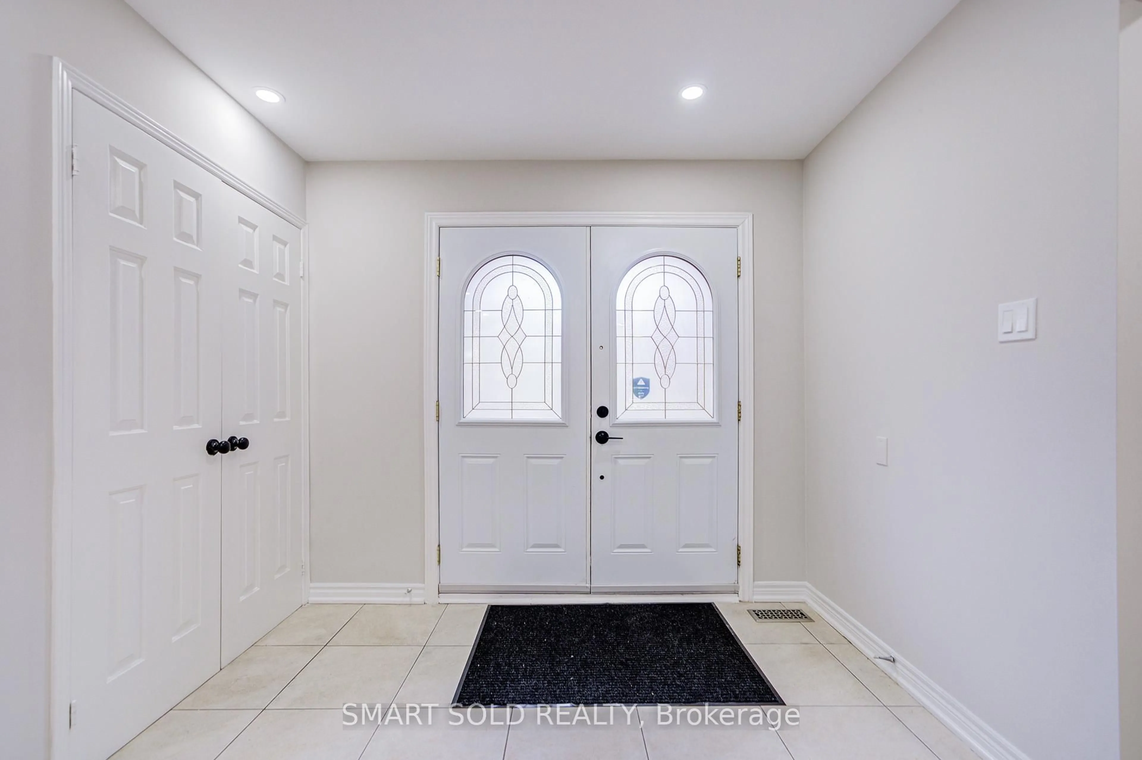 Indoor entryway for 41 Carnforth Dr, Markham Ontario L3R 7V9