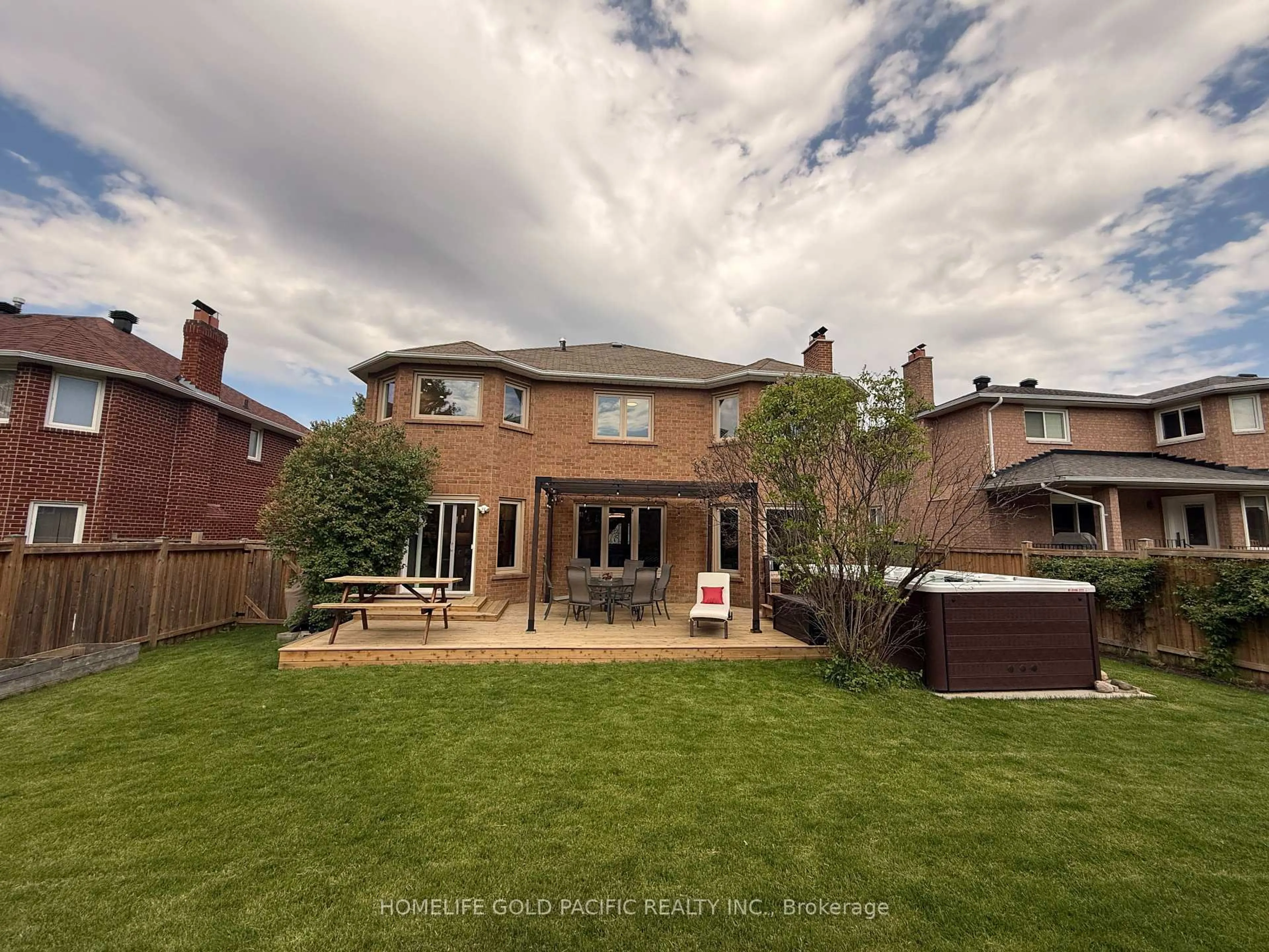 A pic from outside/outdoor area/front of a property/back of a property/a pic from drone, street for 42 Rockwell Rd, Richmond Hill Ontario L4B 1B1