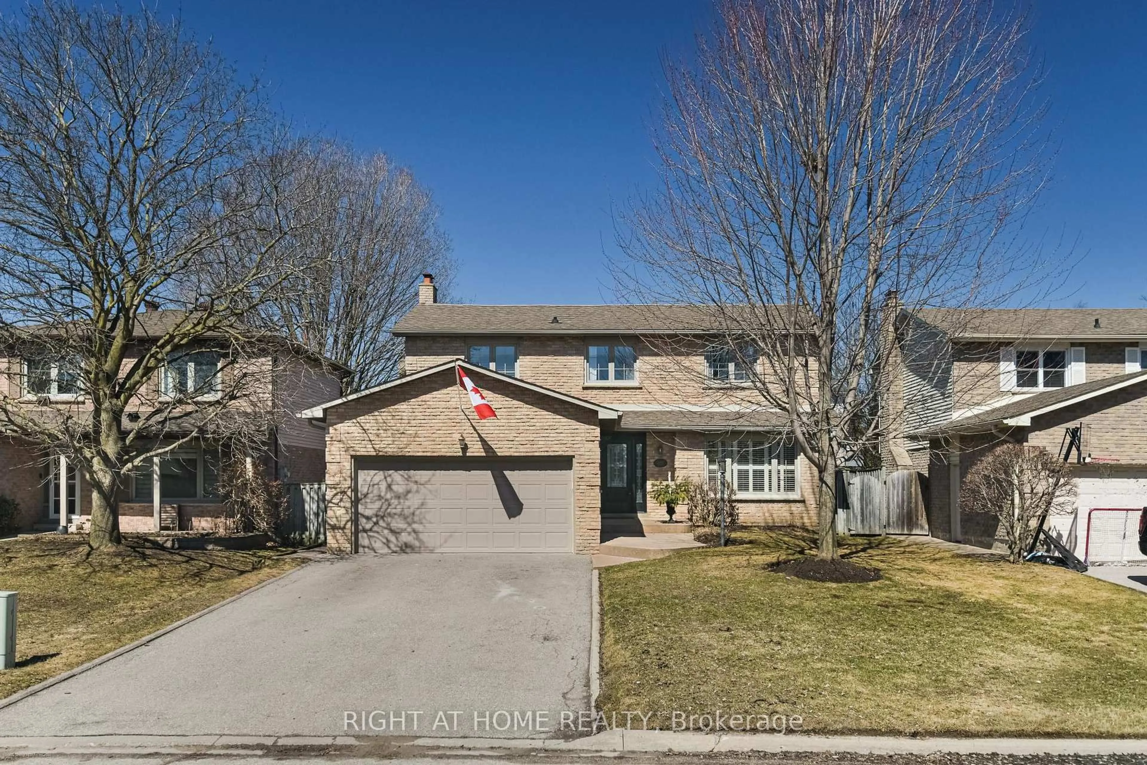 Home with brick exterior material, street for 885 Dales Ave, Newmarket Ontario L3Y 5Z6
