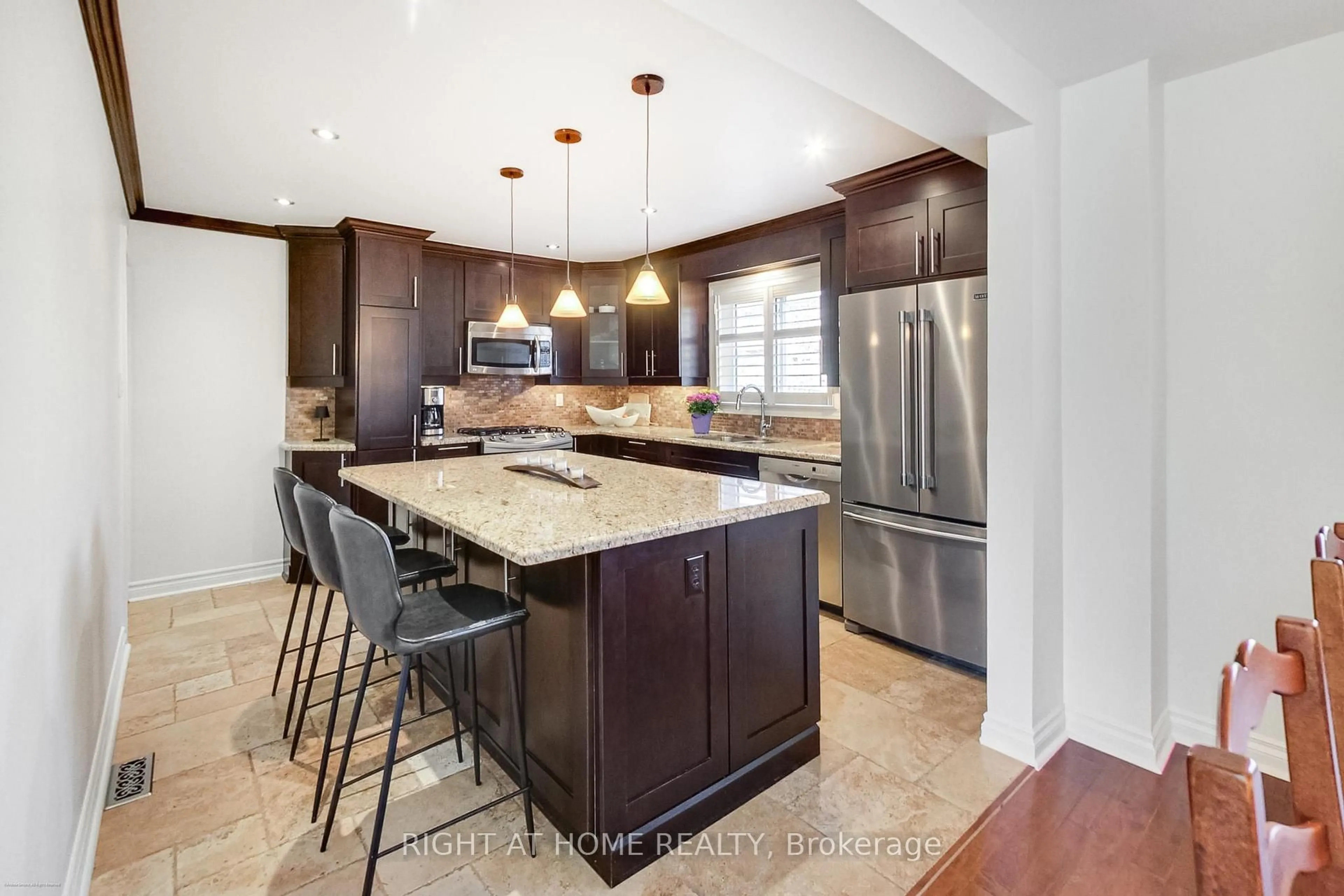 Open concept kitchen, ceramic/tile floor for 885 Dales Ave, Newmarket Ontario L3Y 5Z6