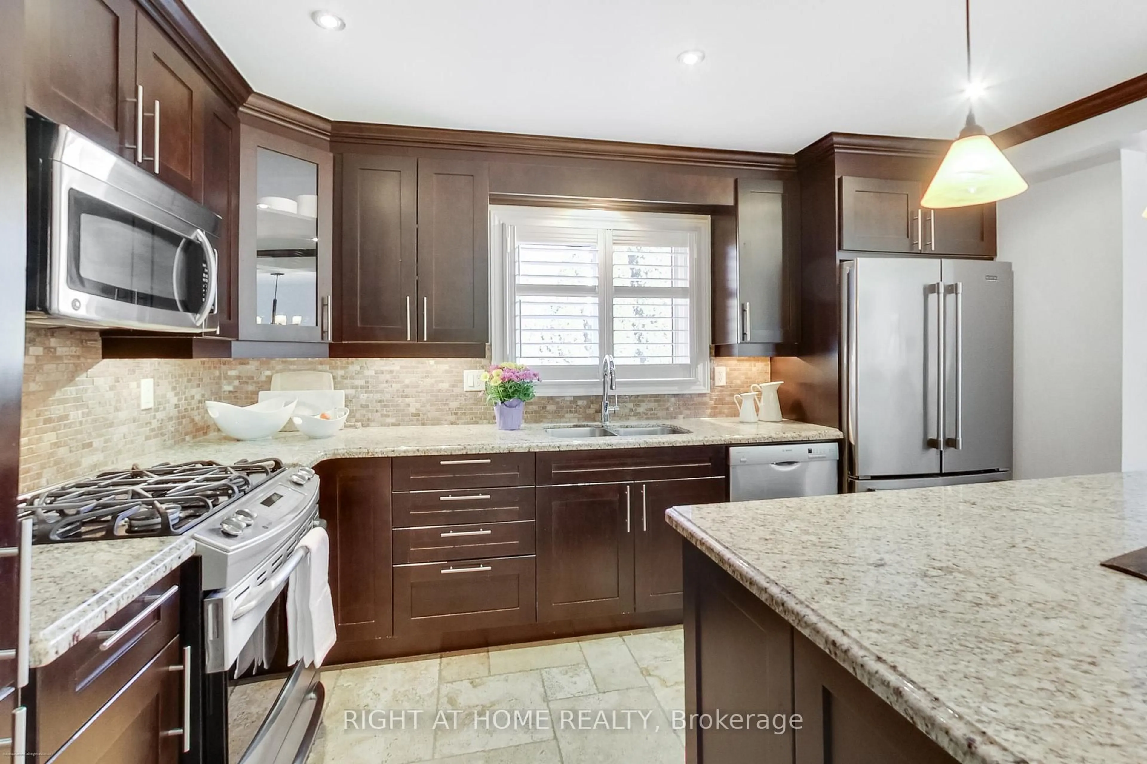 Open concept kitchen, ceramic/tile floor for 885 Dales Ave, Newmarket Ontario L3Y 5Z6
