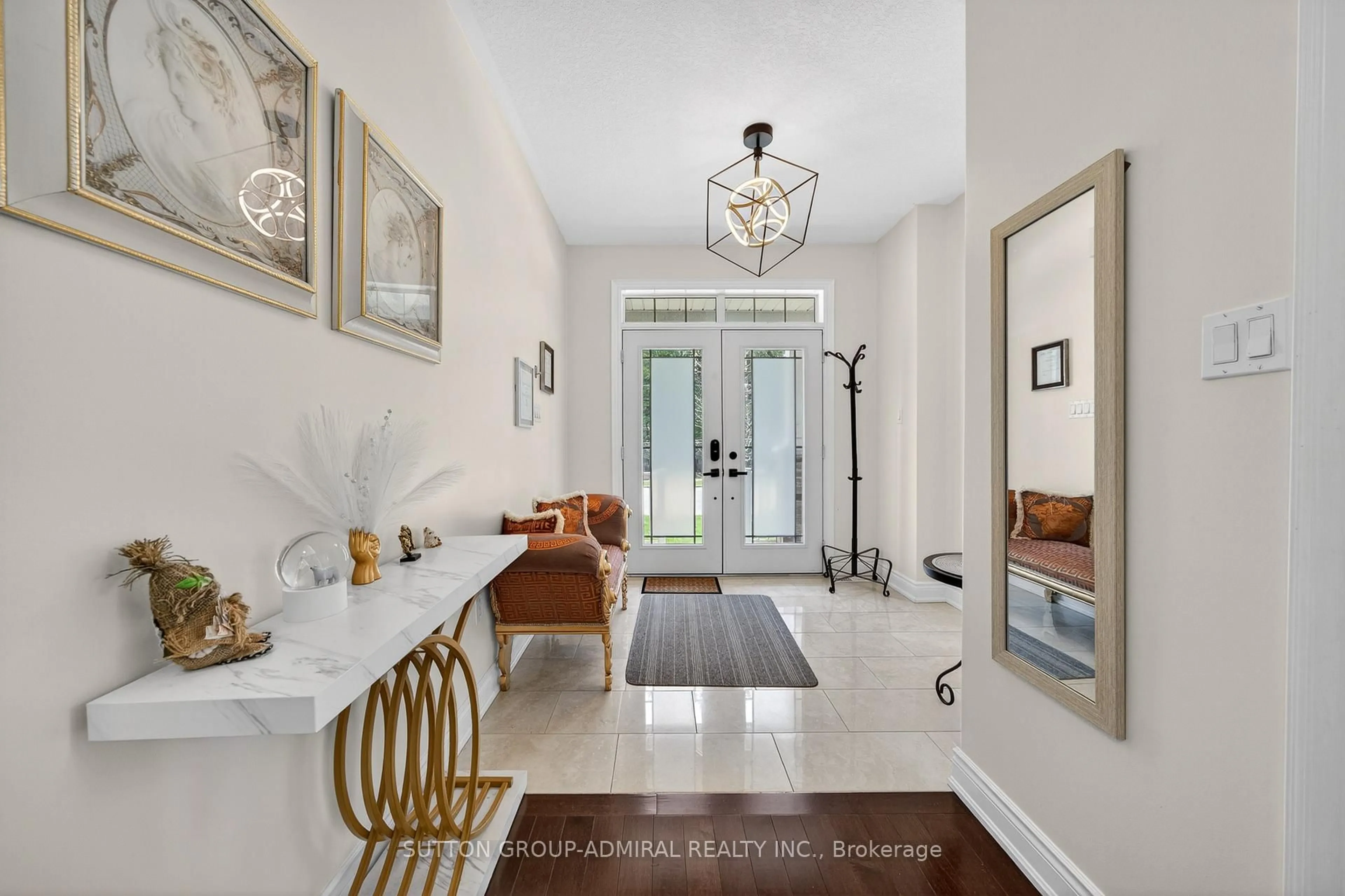 Indoor entryway for 121 Centre St, Essa Ontario L0M 1B0