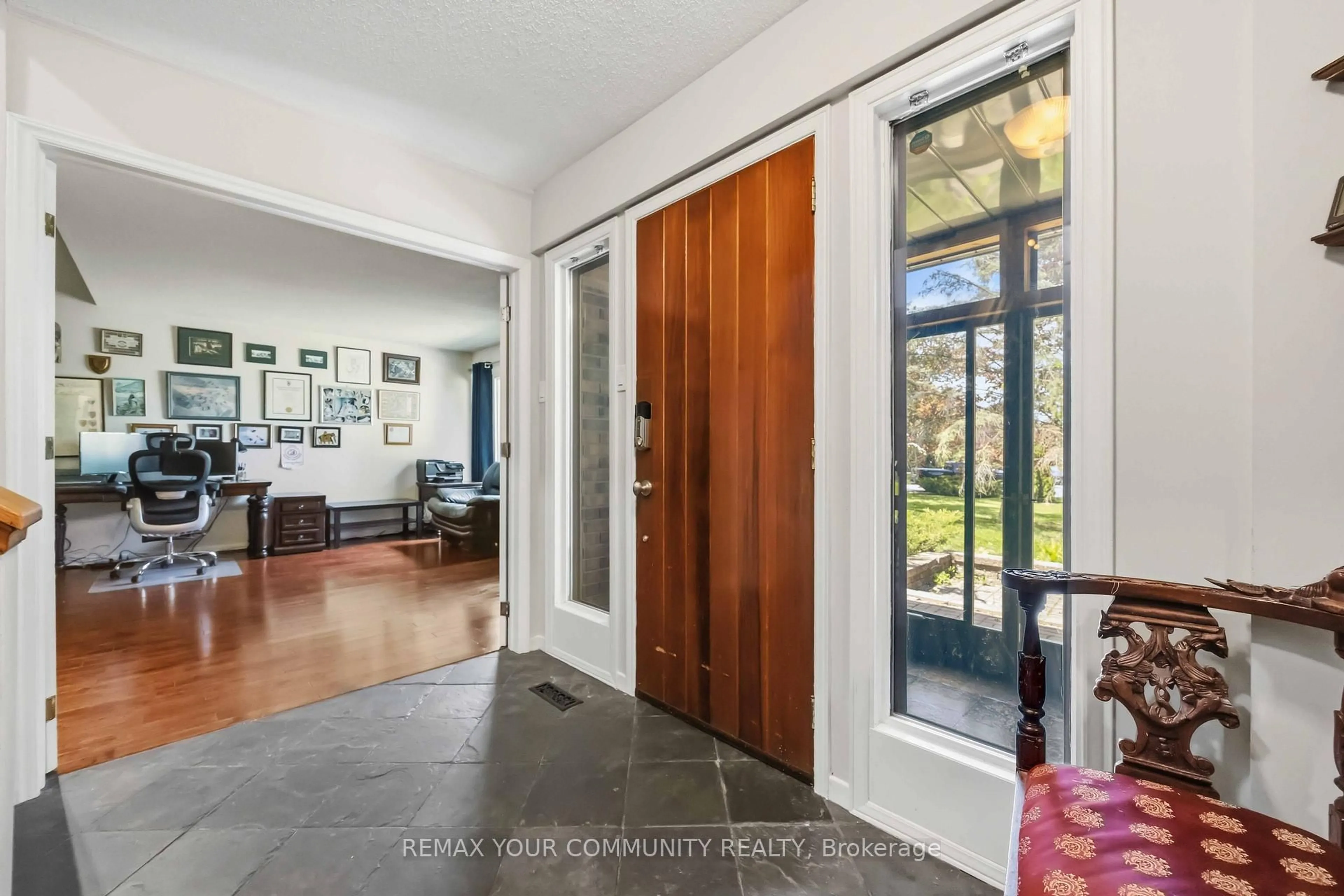 Indoor entryway for 26 Knights Pl, Whitchurch-Stouffville Ontario L4A 0G9