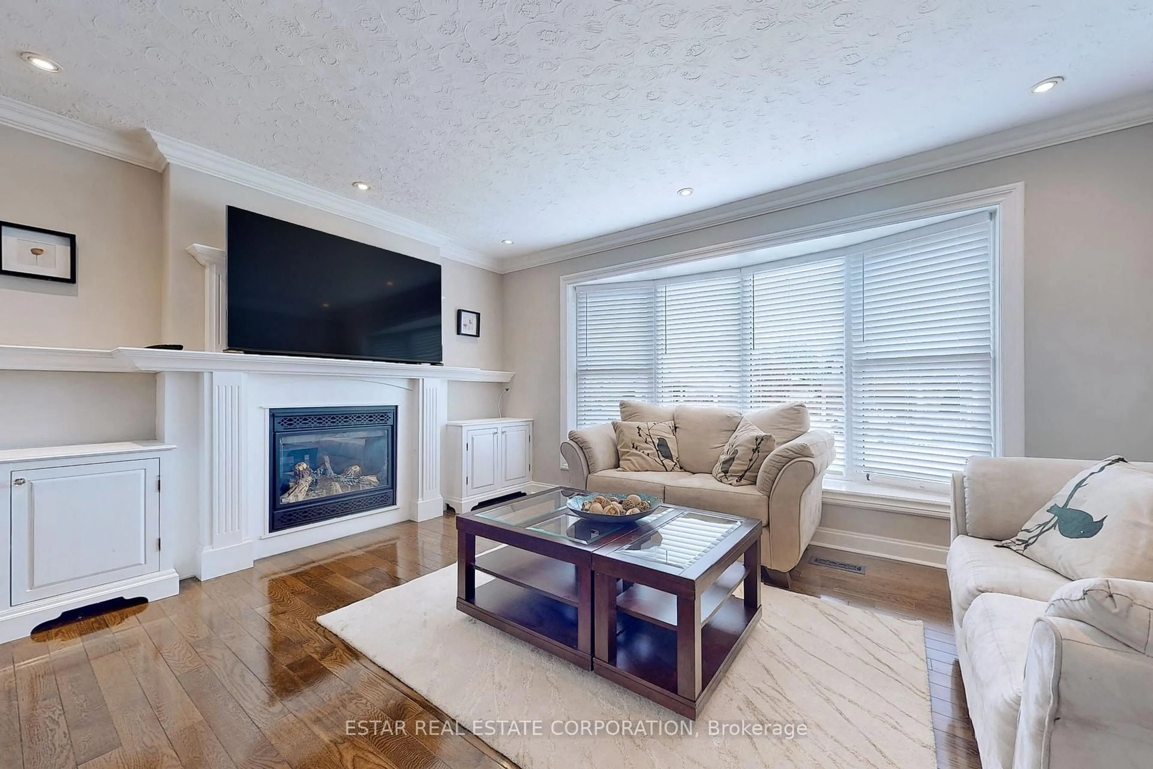 Living room with furniture, wood/laminate floor for 26 Elm St, Markham Ontario L3P 2V5