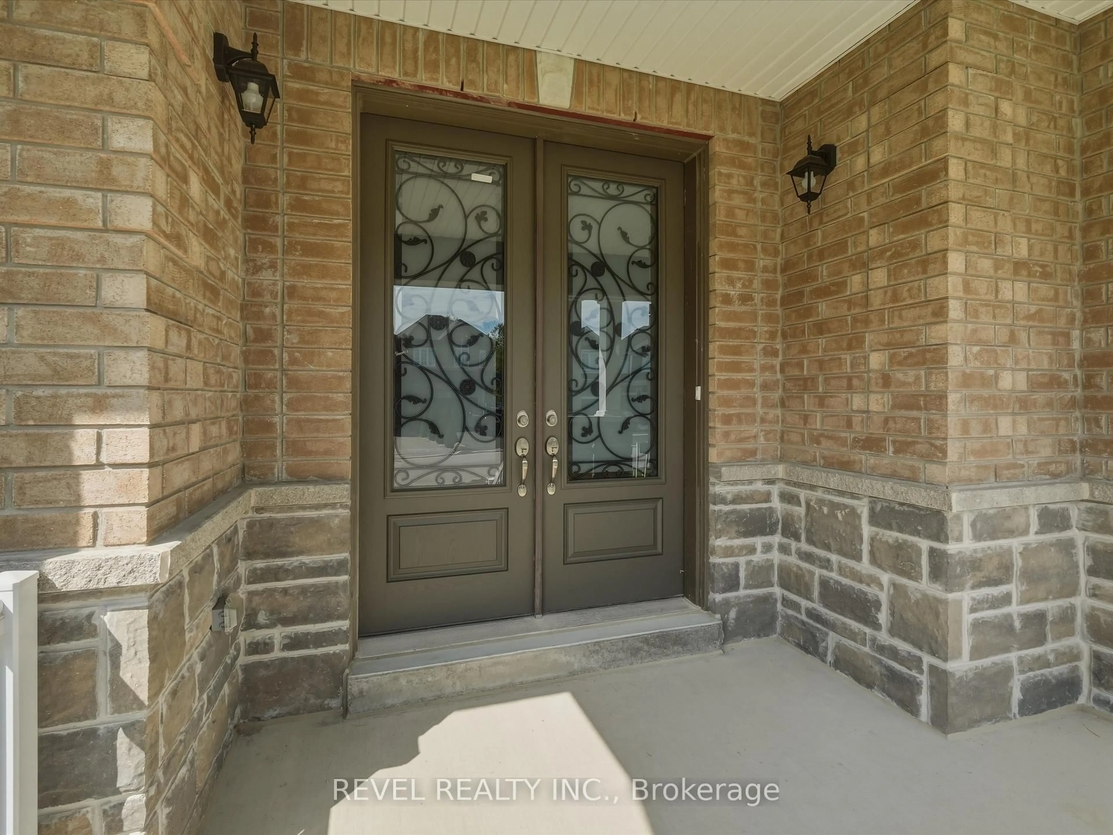 Indoor entryway for 63 Wood Cres, Essa Ontario L3W 0M5