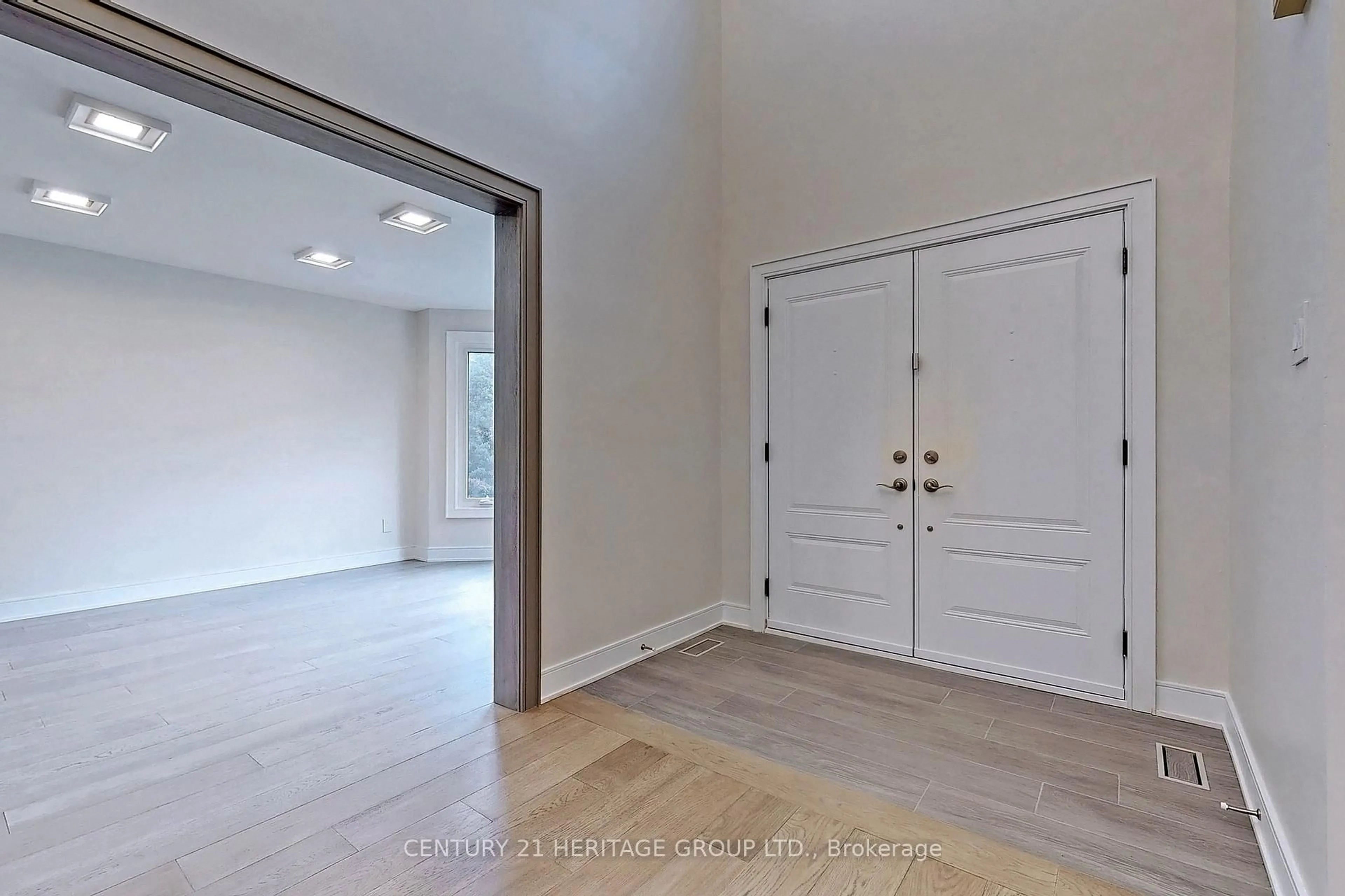 Indoor entryway for 26 Castleridge Dr, Richmond Hill Ontario L4B 1N9