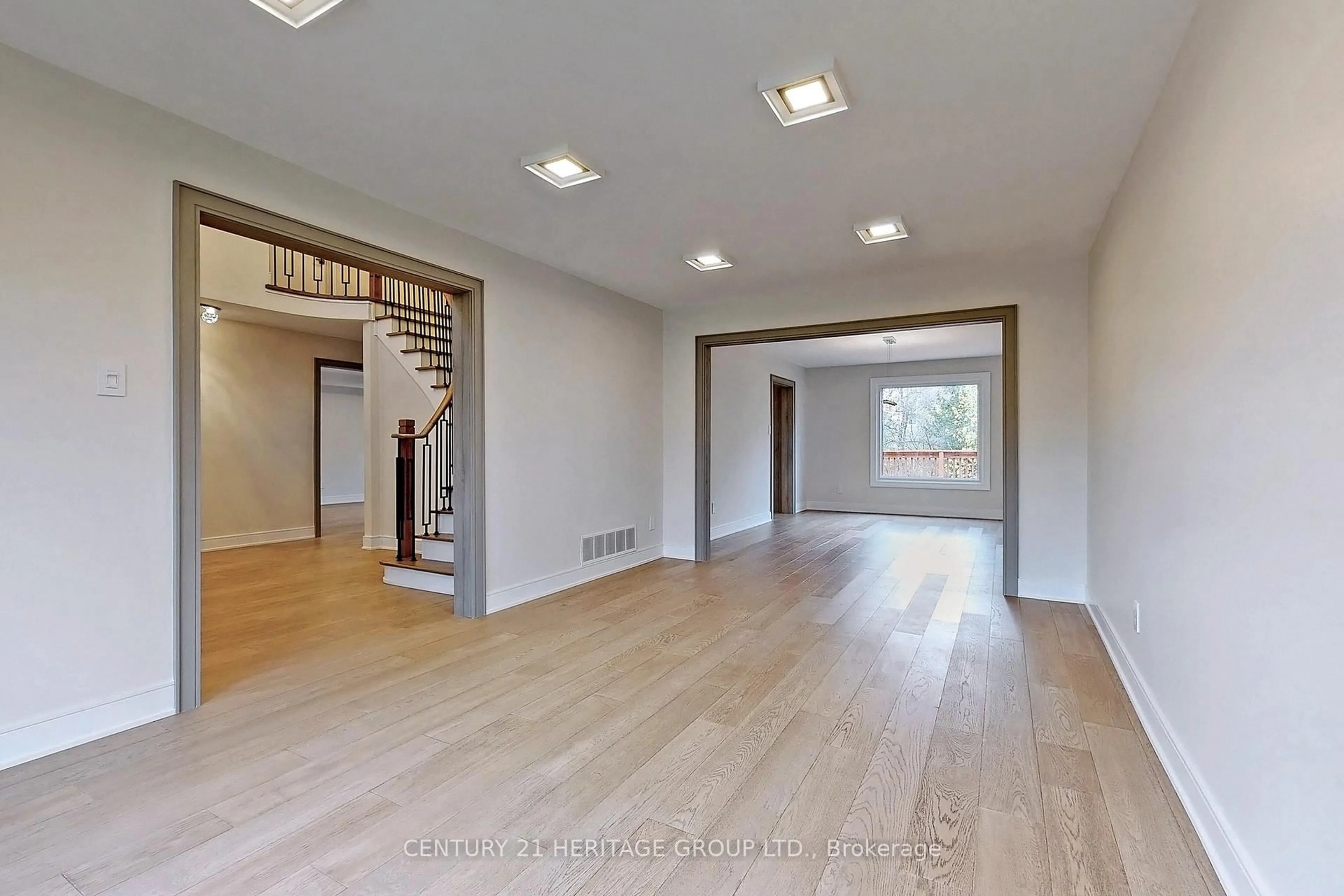 Indoor foyer for 26 Castleridge Dr, Richmond Hill Ontario L4B 1N9