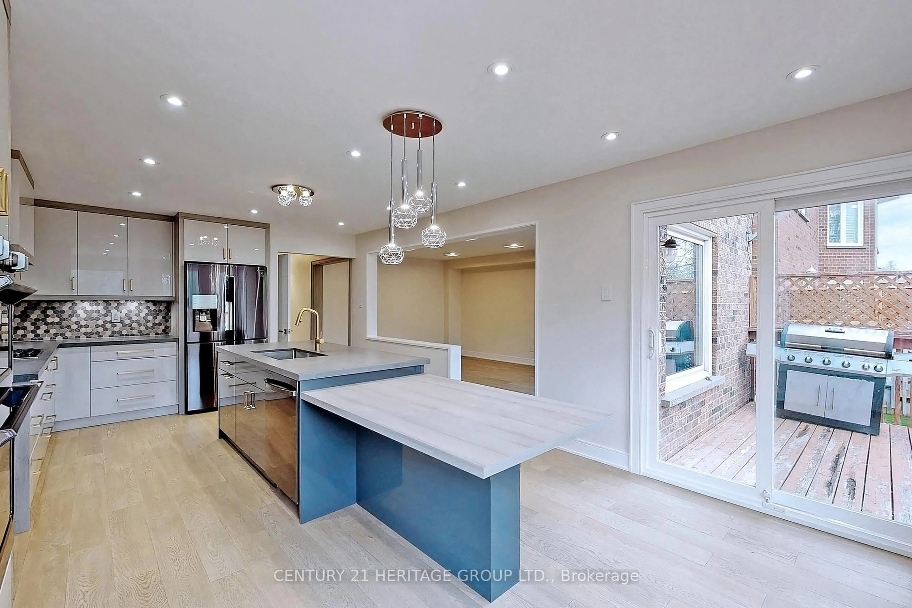 Open concept kitchen, unknown for 26 Castleridge Dr, Richmond Hill Ontario L4B 1N9