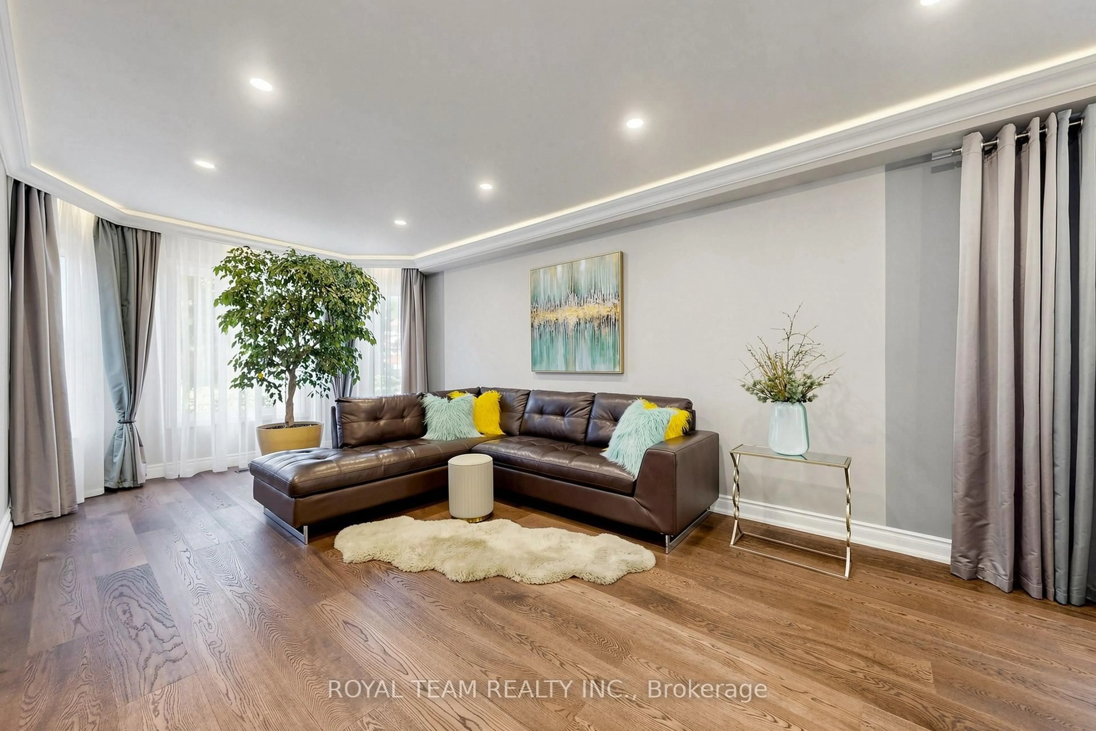 Living room with furniture, wood/laminate floor for 87 Mccallum Dr, Richmond Hill Ontario L4C 7T6