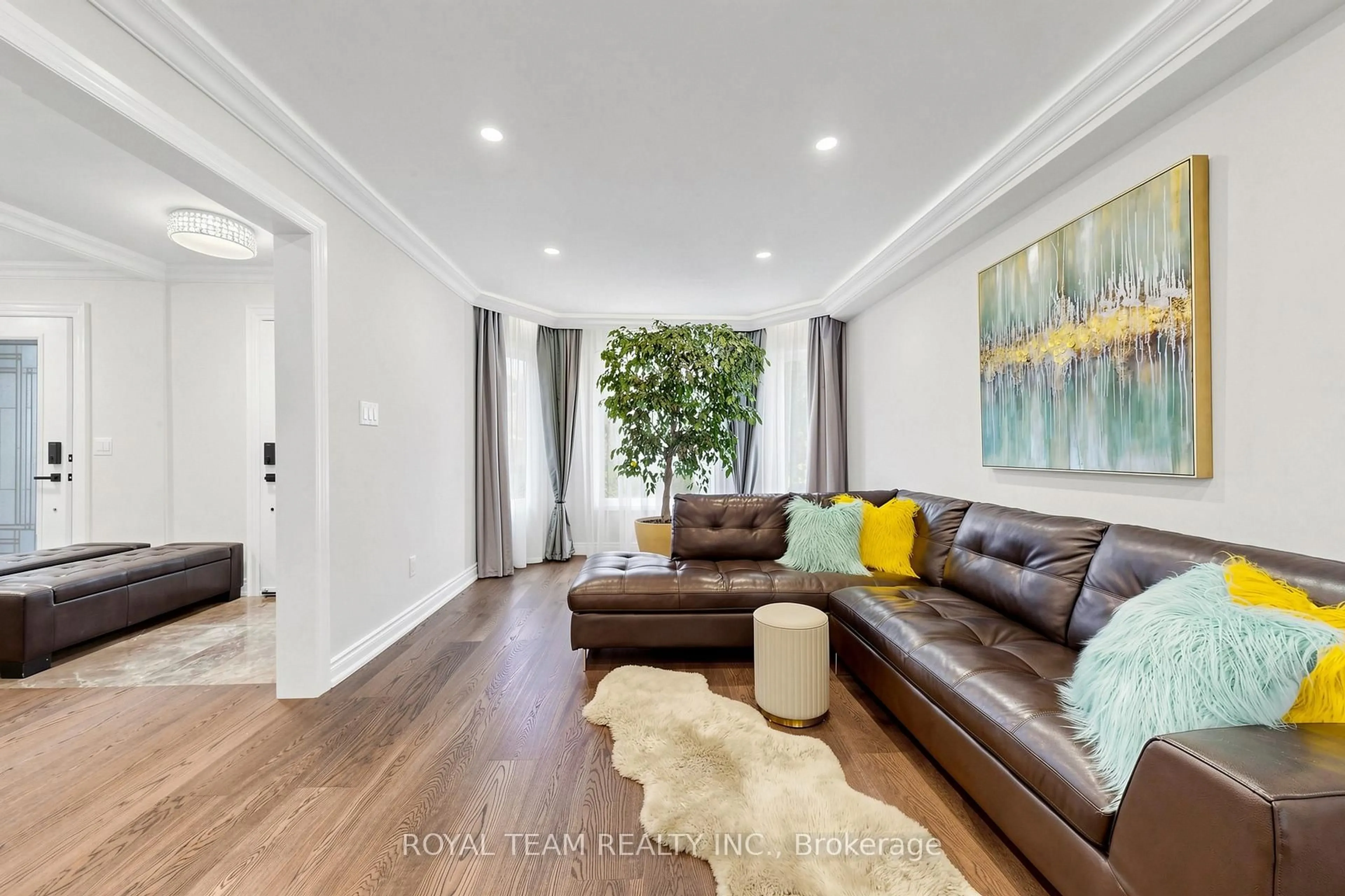 Living room with furniture, wood/laminate floor for 87 Mccallum Dr, Richmond Hill Ontario L4C 7T6