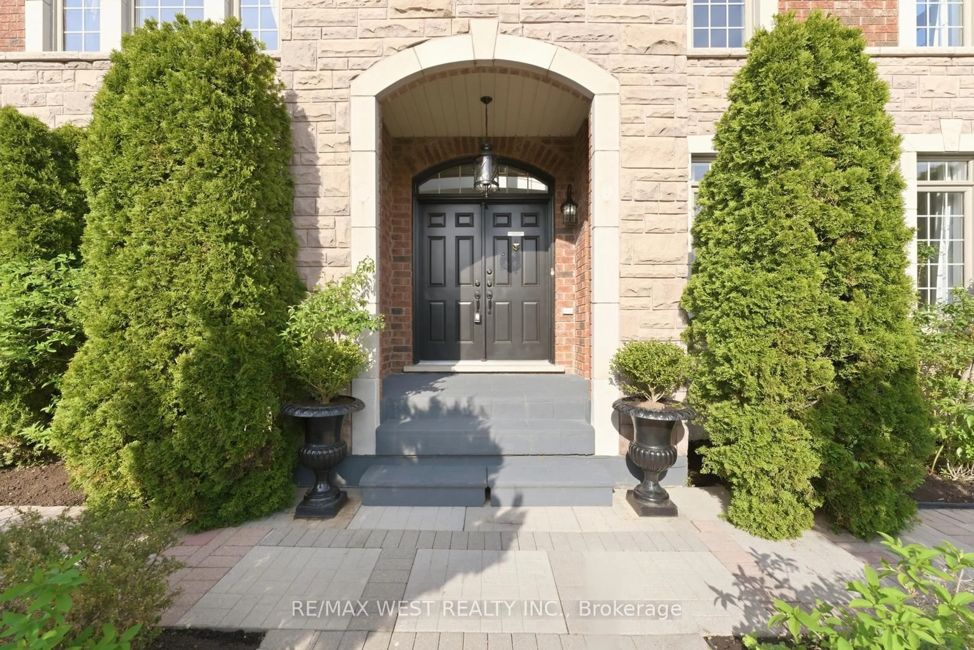 Indoor entryway for 127 Ozner Cres, Vaughan Ontario L4H 0G1