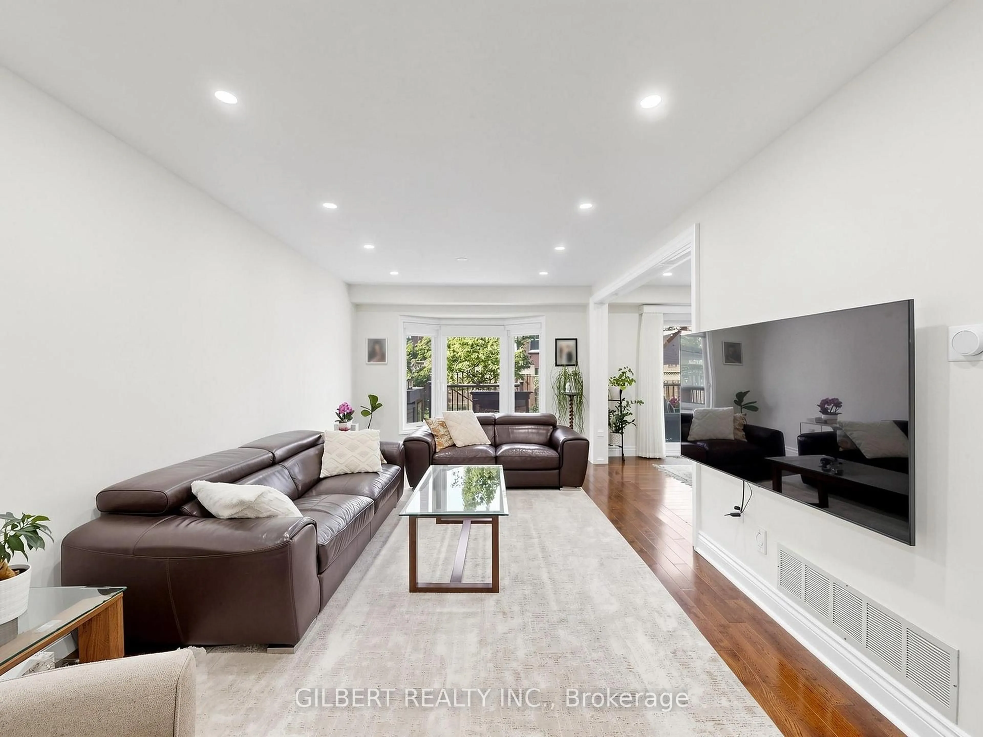 Living room with furniture, unknown for 90 Chiswick Cres, Aurora Ontario L4G 6P1