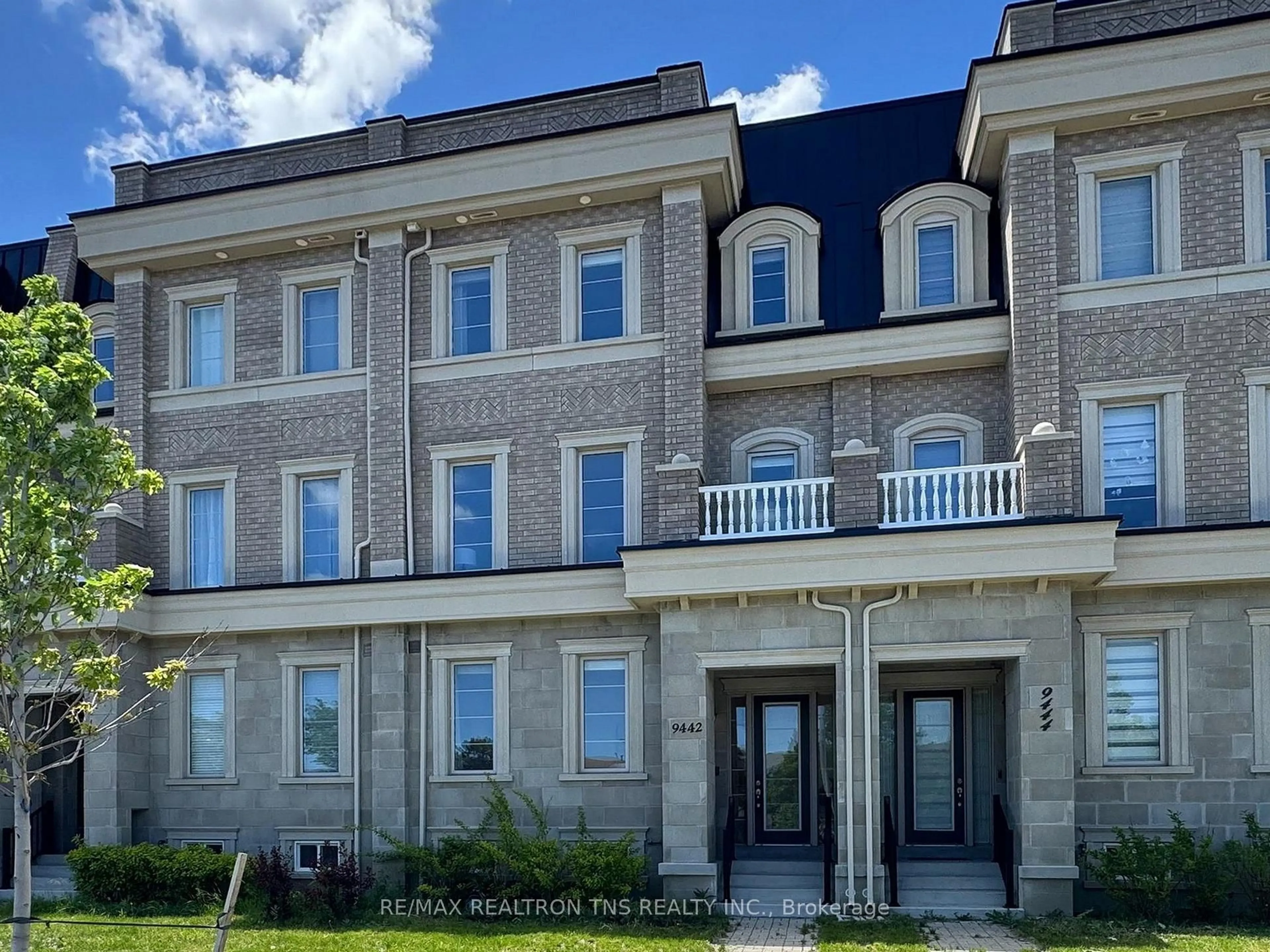 Home with brick exterior material, building for 9442 Bayview Ave, Richmond Hill Ontario L4C 5G9