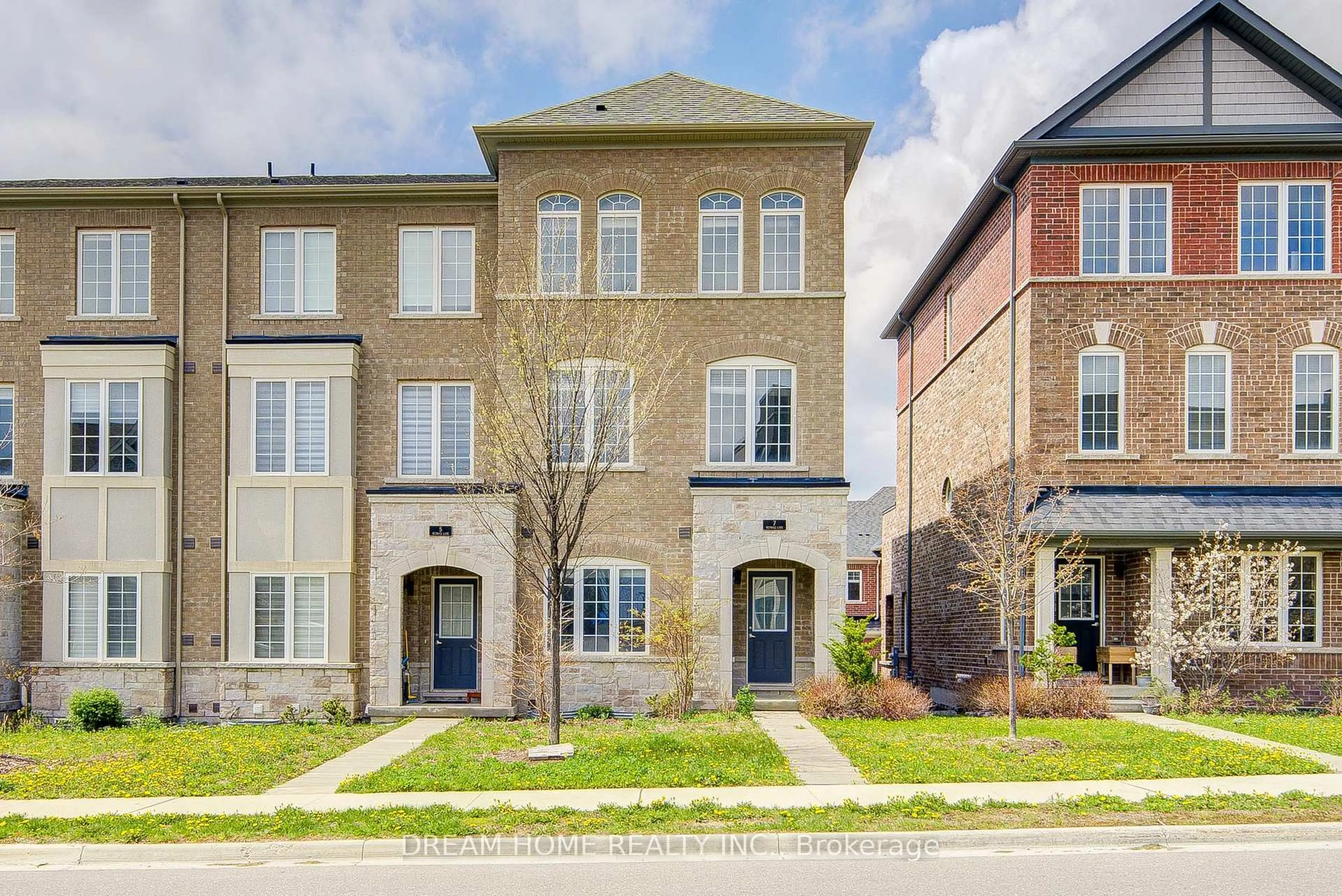 Home with brick exterior material, street for 7 Heswall Lane, Newmarket Ontario L3Y 0E1