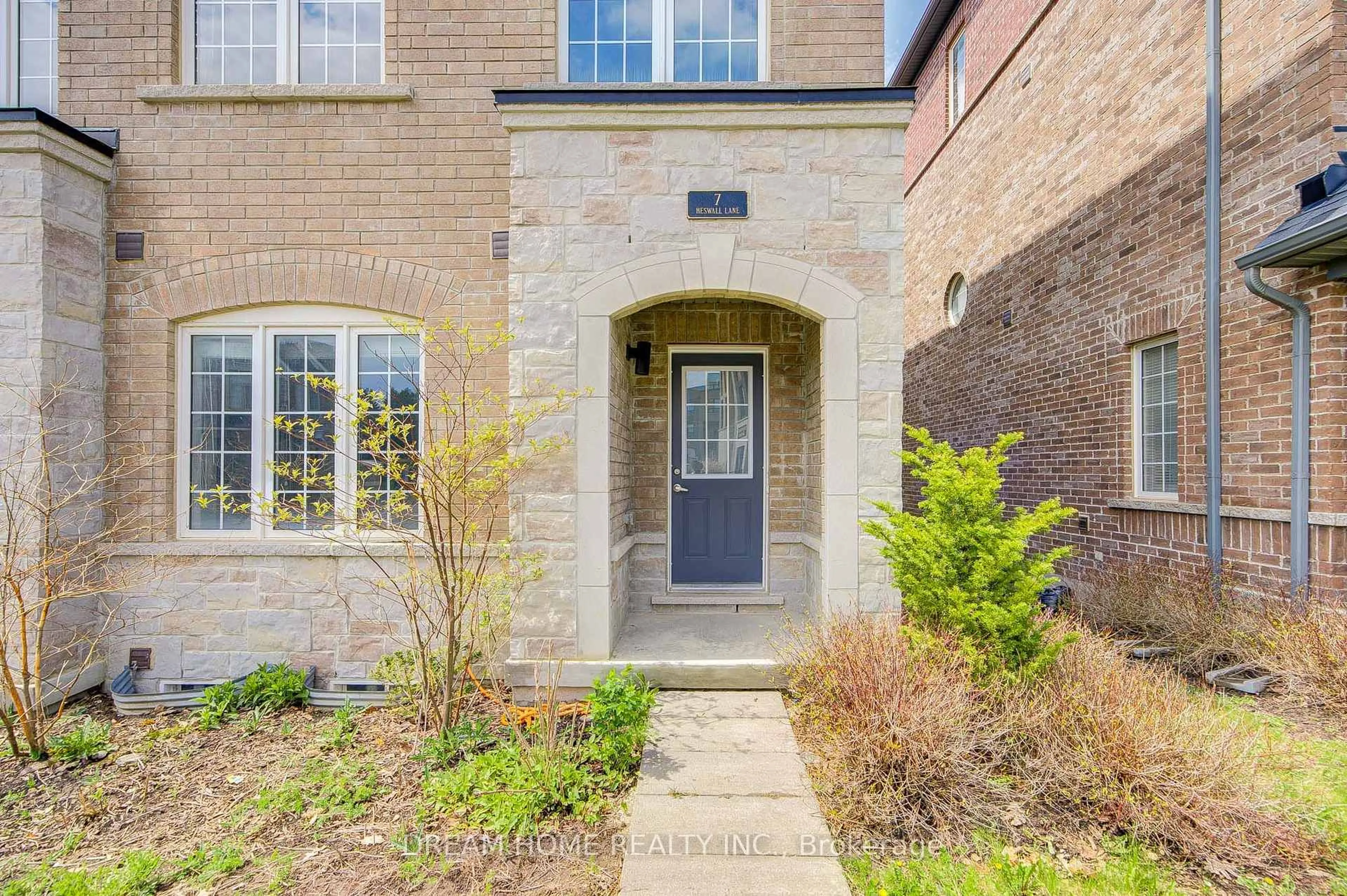 Home with brick exterior material, street for 7 Heswall Lane, Newmarket Ontario L3Y 0E1