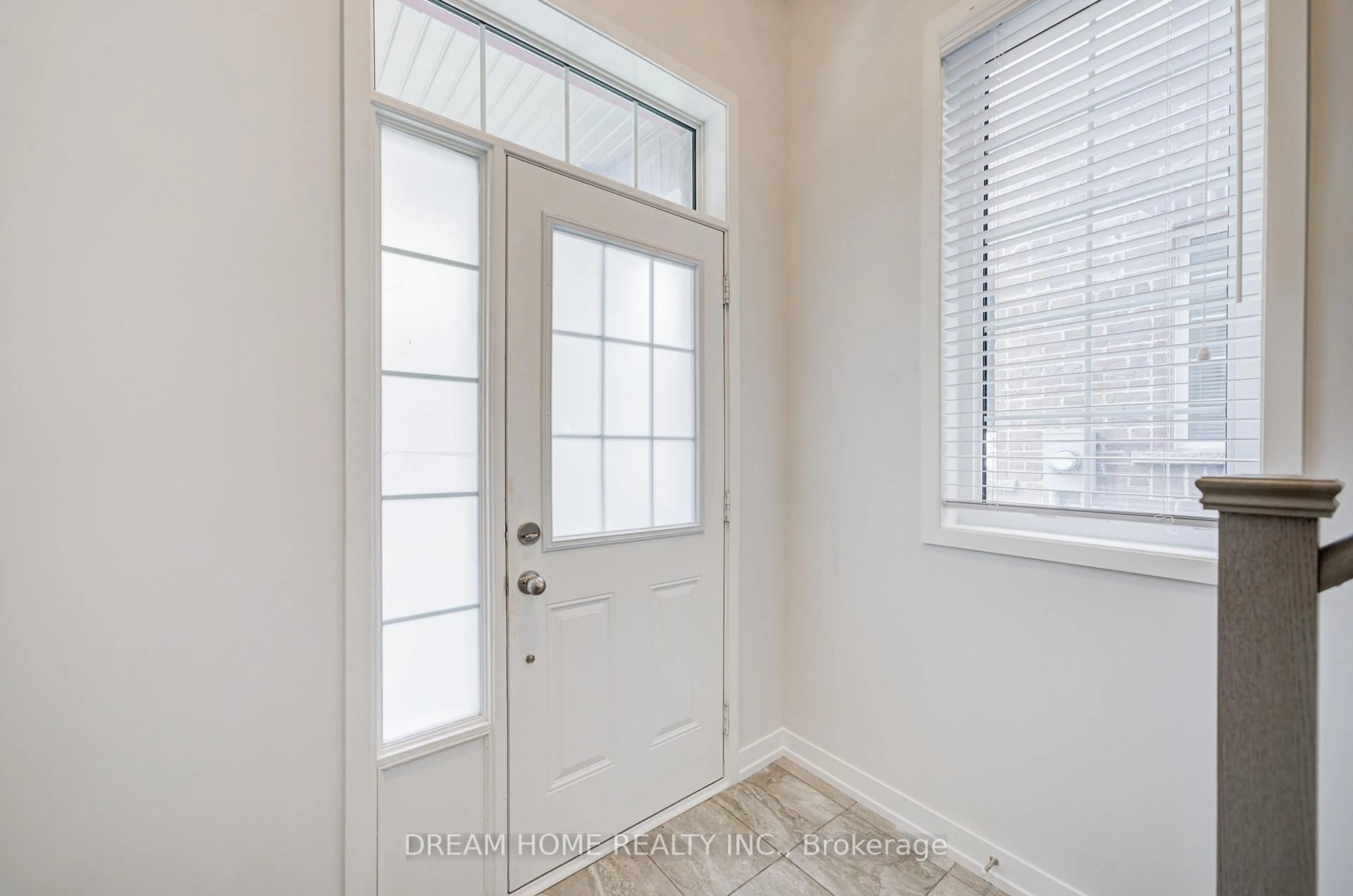 Indoor entryway for 7 Heswall Lane, Newmarket Ontario L3Y 0E1