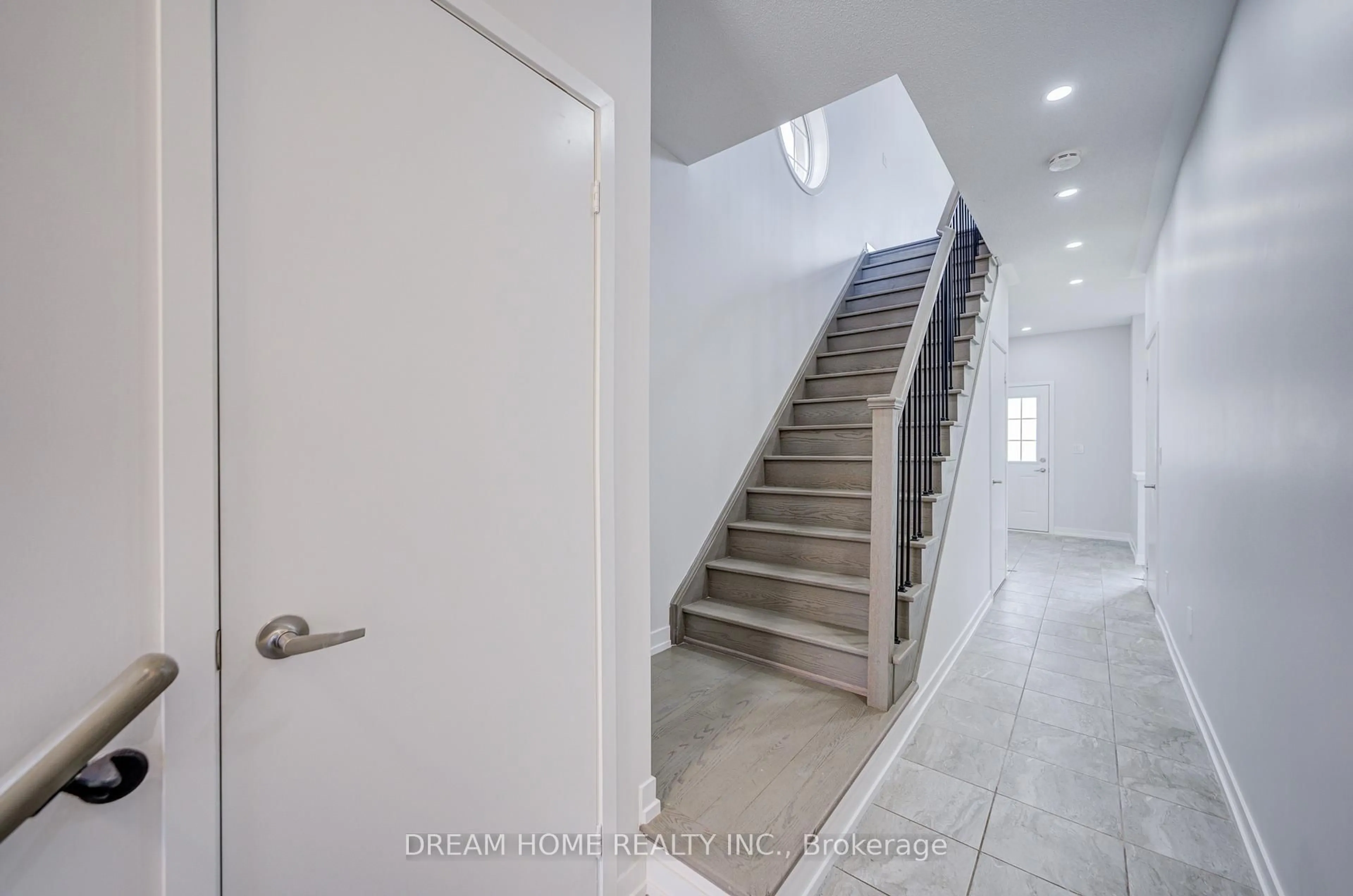 Unknown for 7 Heswall Lane, Newmarket Ontario L3Y 0E1