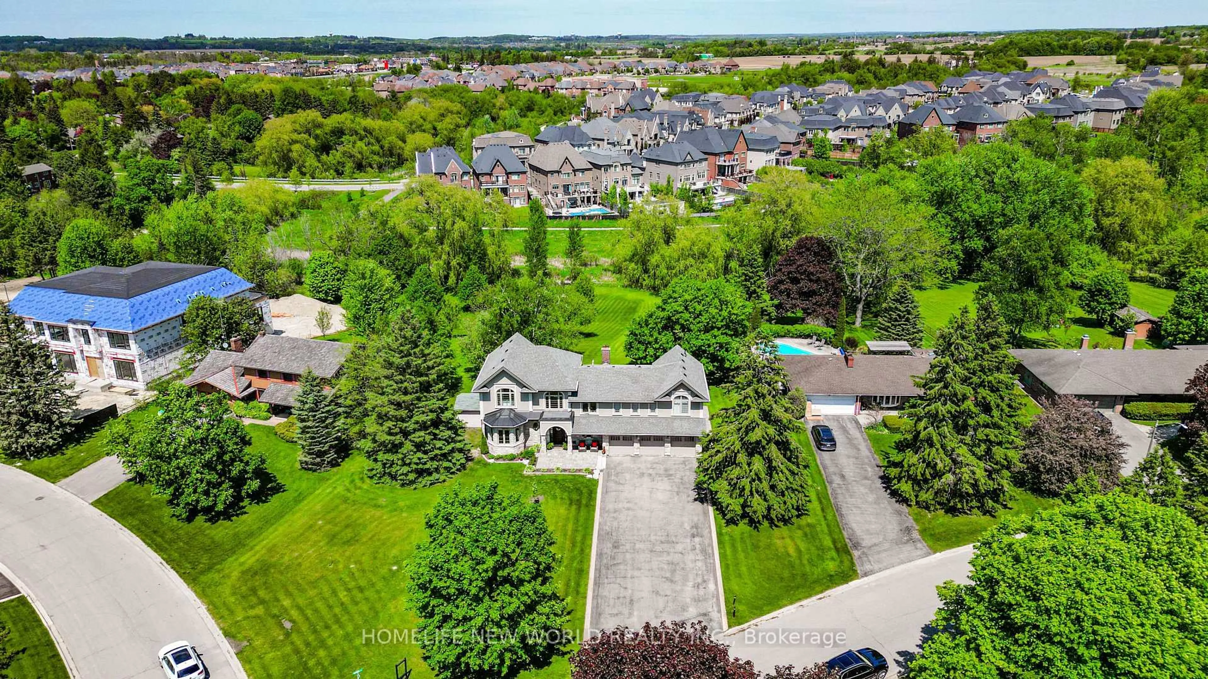 A pic from outside/outdoor area/front of a property/back of a property/a pic from drone, street for 3 Burton Grve, King Ontario L7B 1C6