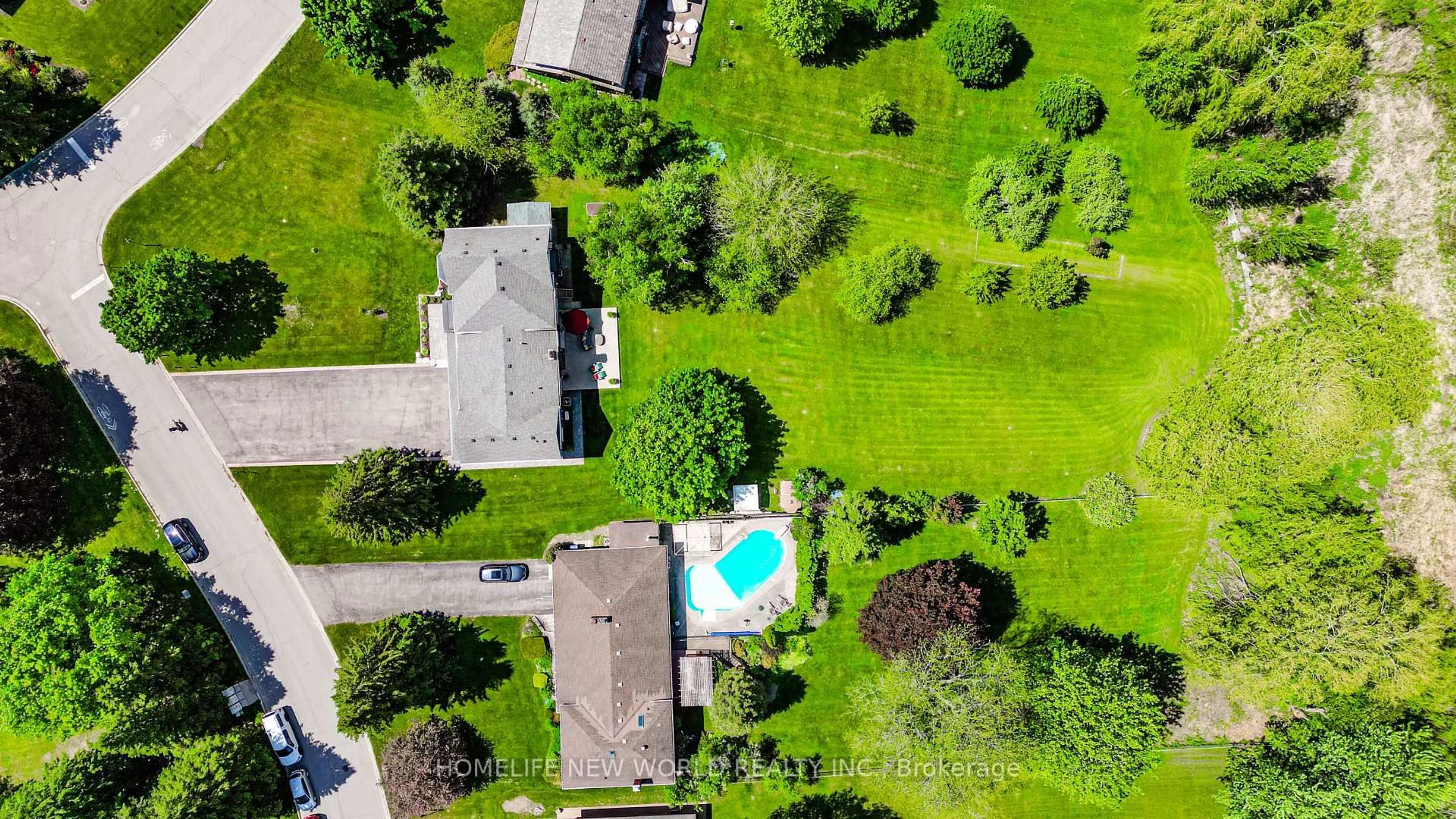 A pic from outside/outdoor area/front of a property/back of a property/a pic from drone, street for 3 Burton Grve, King Ontario L7B 1C6