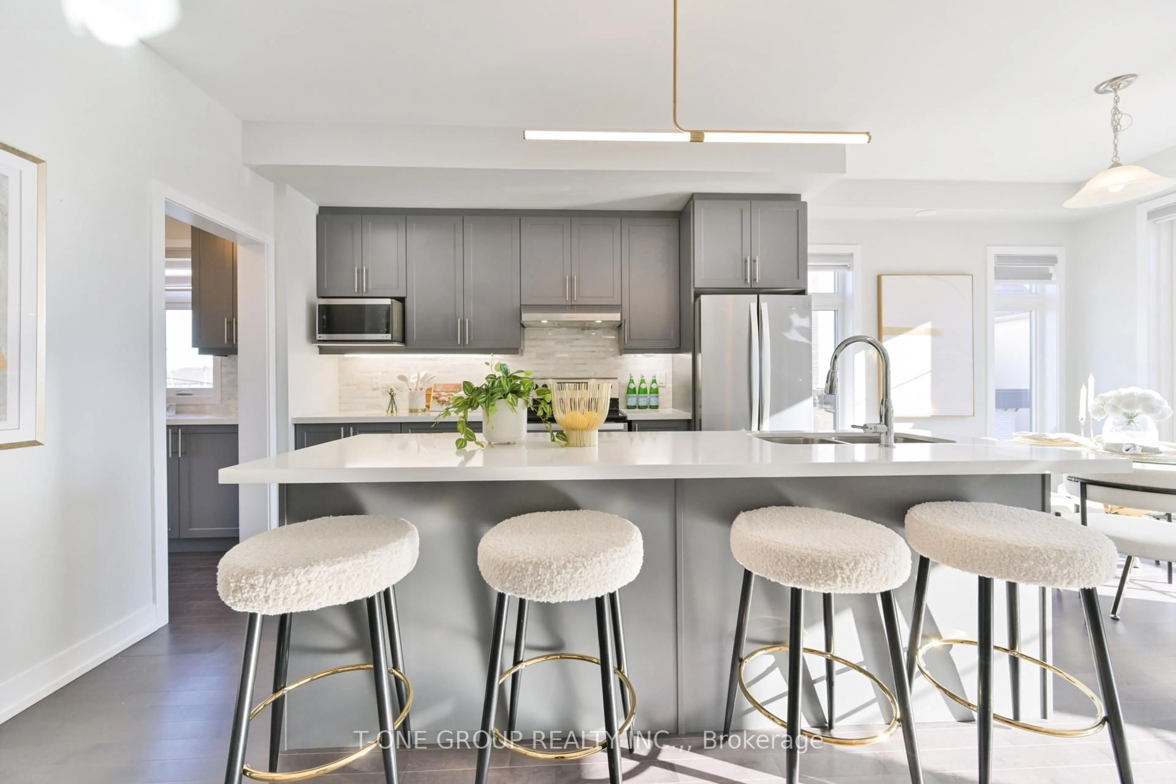 Contemporary kitchen, unknown for 9654 Kennedy Rd, Markham Ontario L6C 3J7