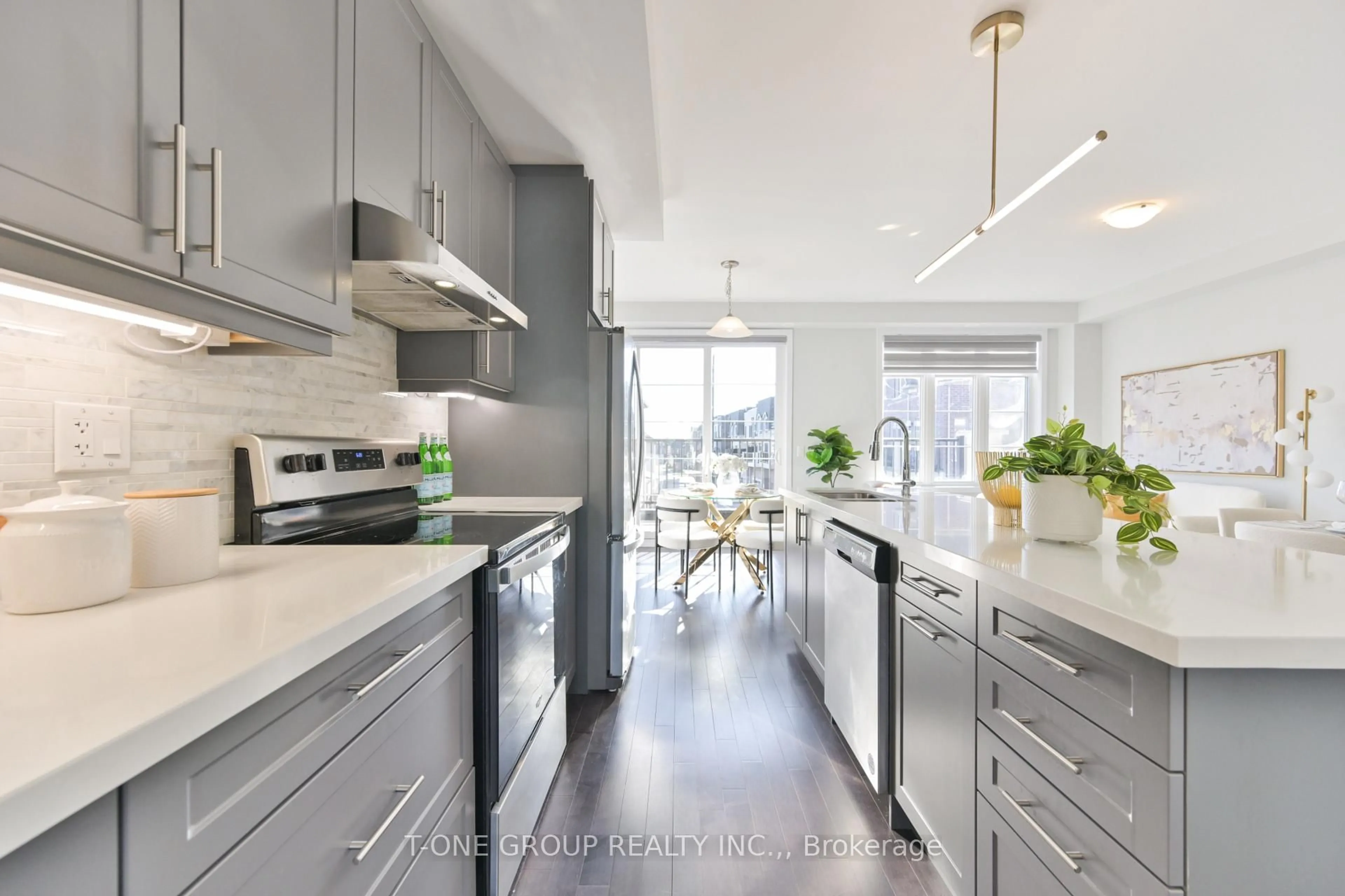 Contemporary kitchen, unknown for 9654 Kennedy Rd, Markham Ontario L6C 3J7