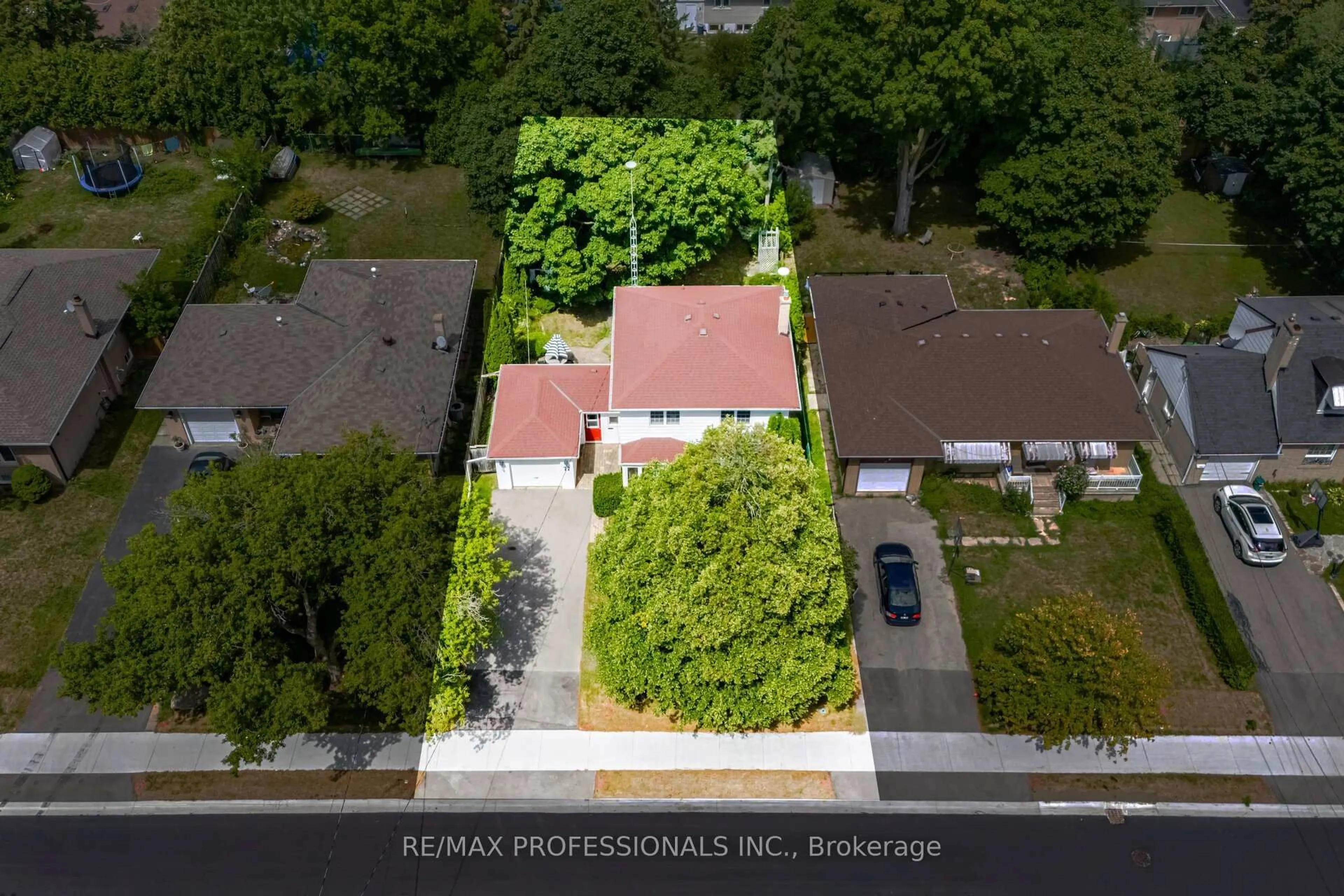 A pic from outside/outdoor area/front of a property/back of a property/a pic from drone, street for 77 Bedford Park Ave, Richmond Hill Ontario L4C 2N9
