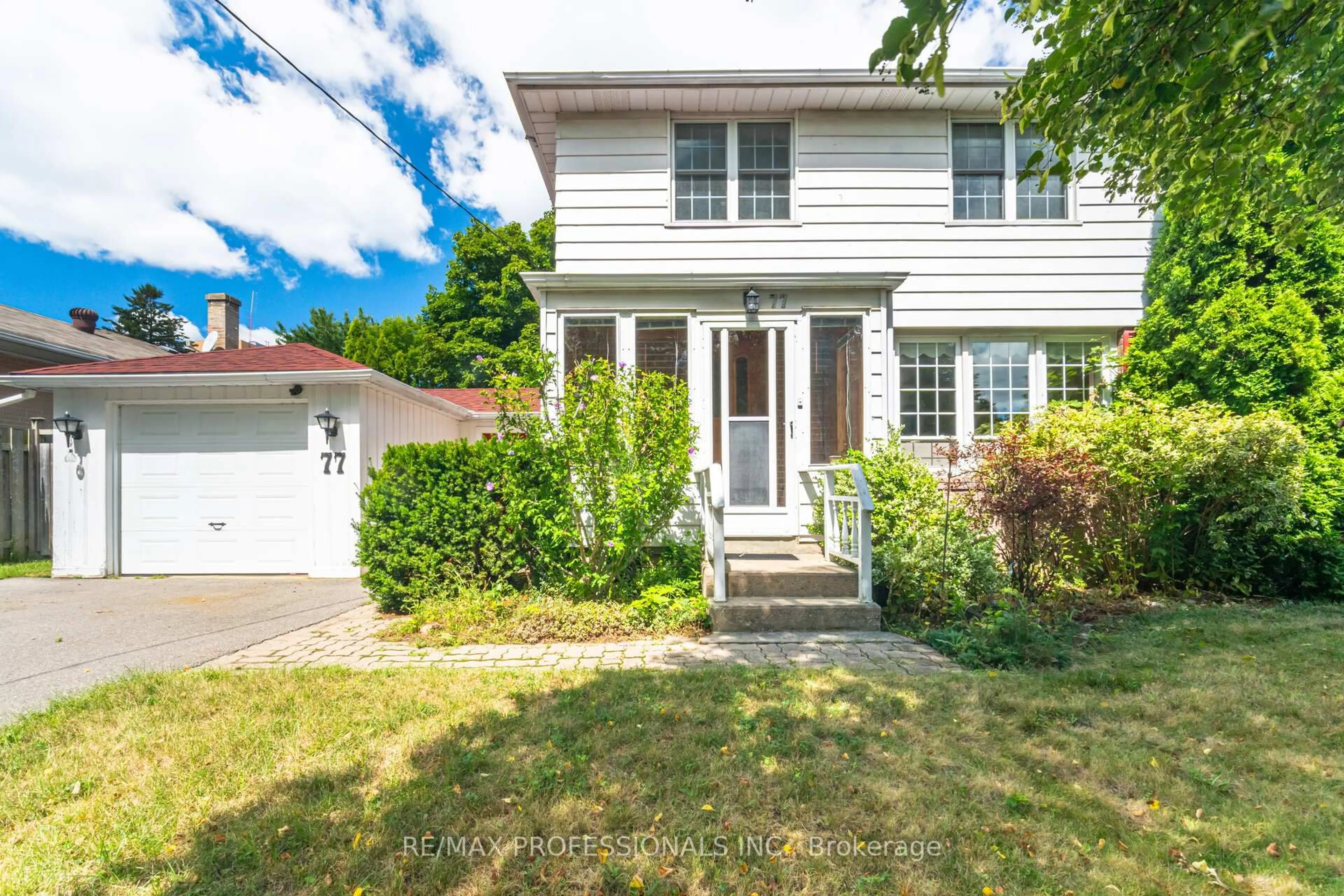 Home with vinyl exterior material, street for 77 Bedford Park Ave, Richmond Hill Ontario L4C 2N9