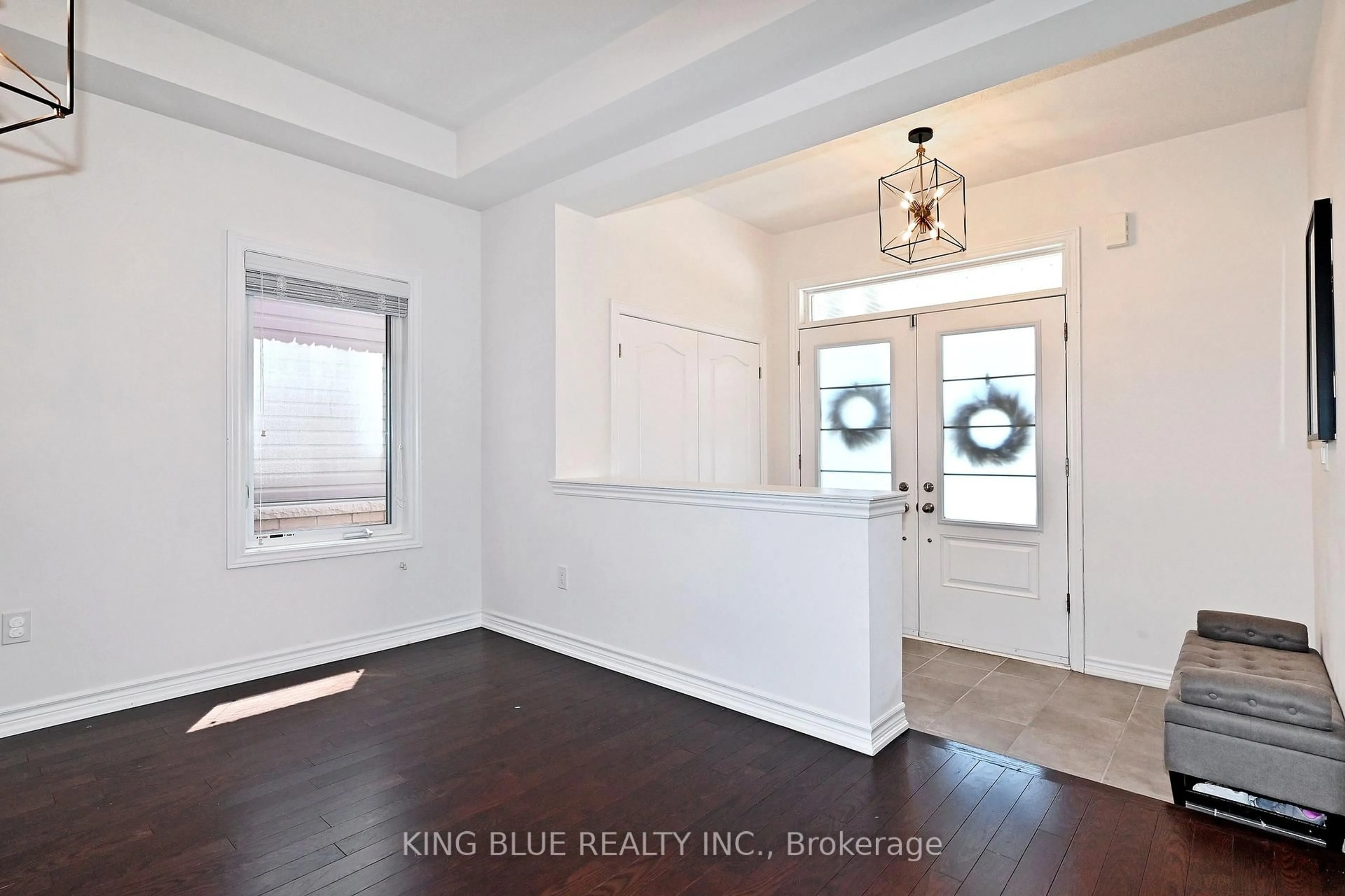 Indoor entryway for 9 Valleo St, Georgina Ontario L4P 0J8