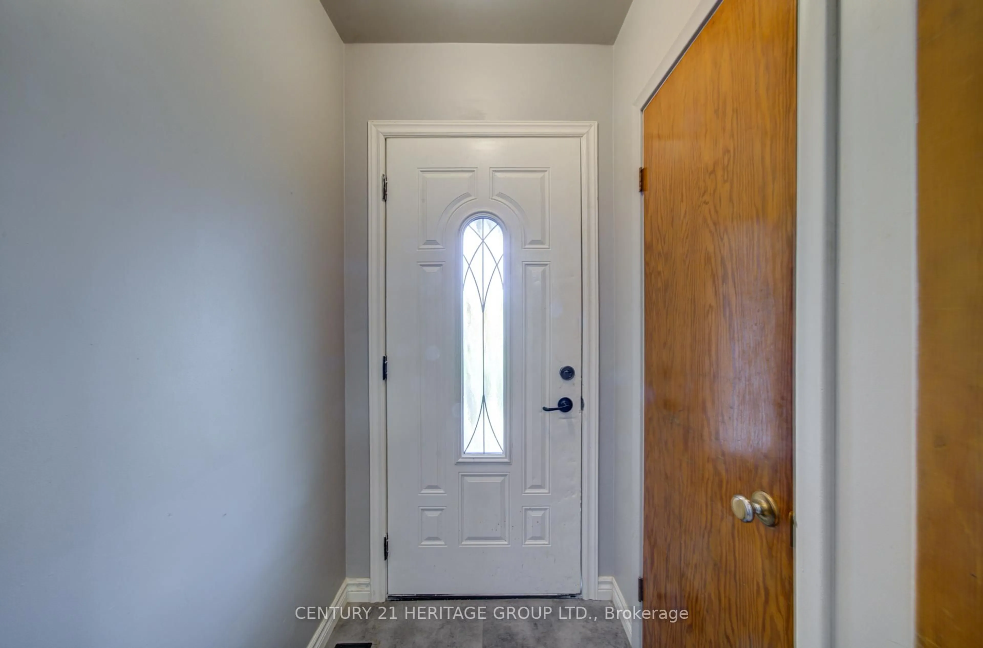 Indoor entryway for 1654 Metro Rd, Georgina Ontario L0E 1S0
