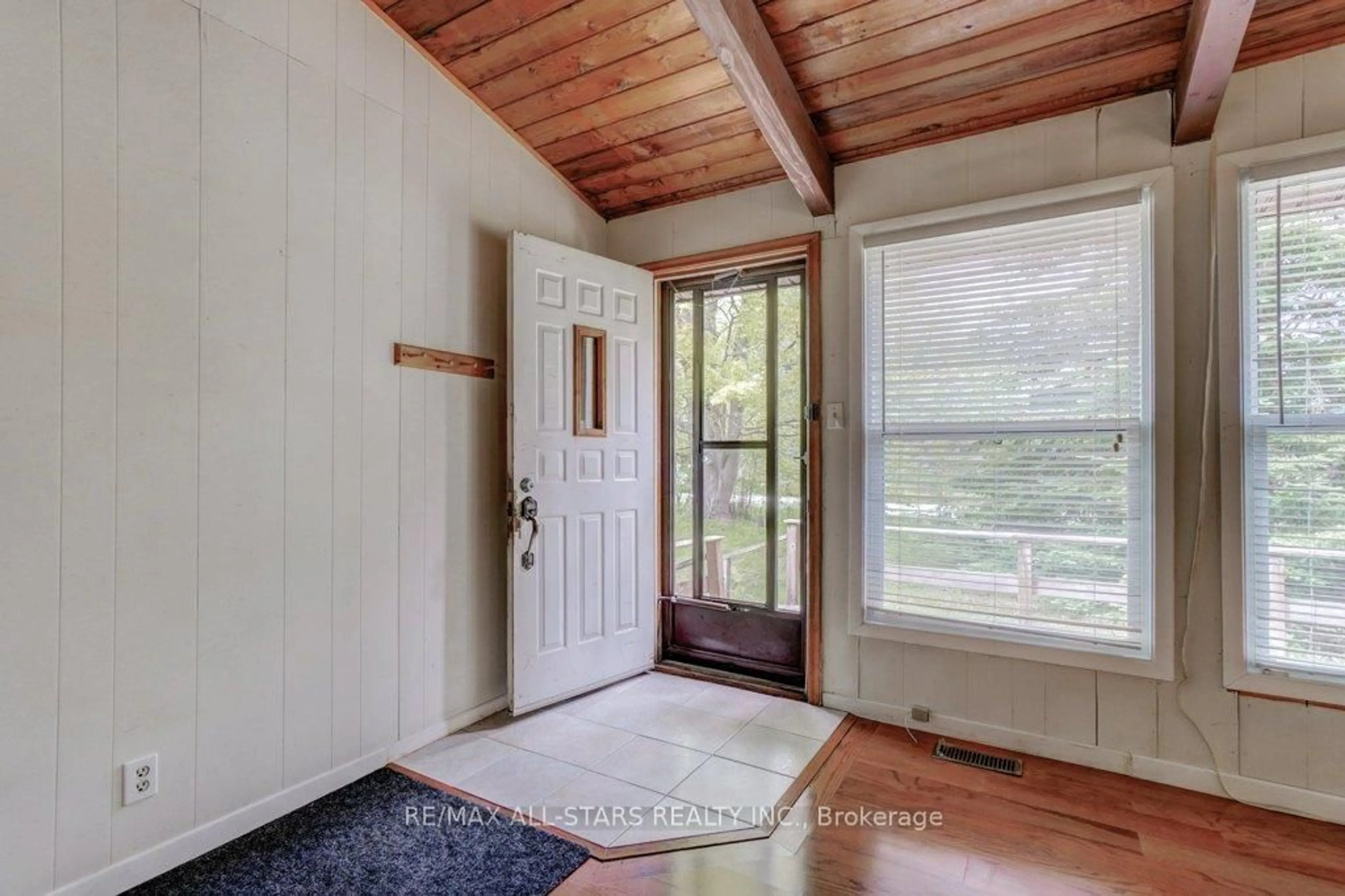 Indoor entryway for 39 Creek Dr, Georgina Ontario L0E 1N0