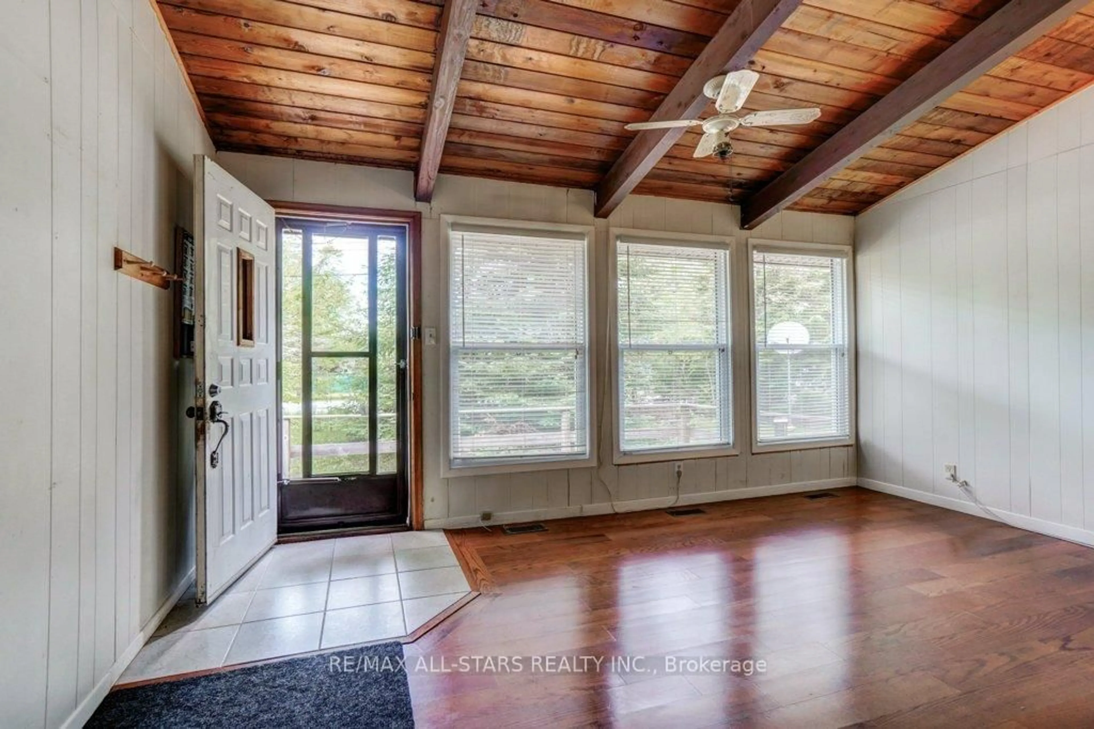 Indoor entryway for 39 Creek Dr, Georgina Ontario L0E 1N0