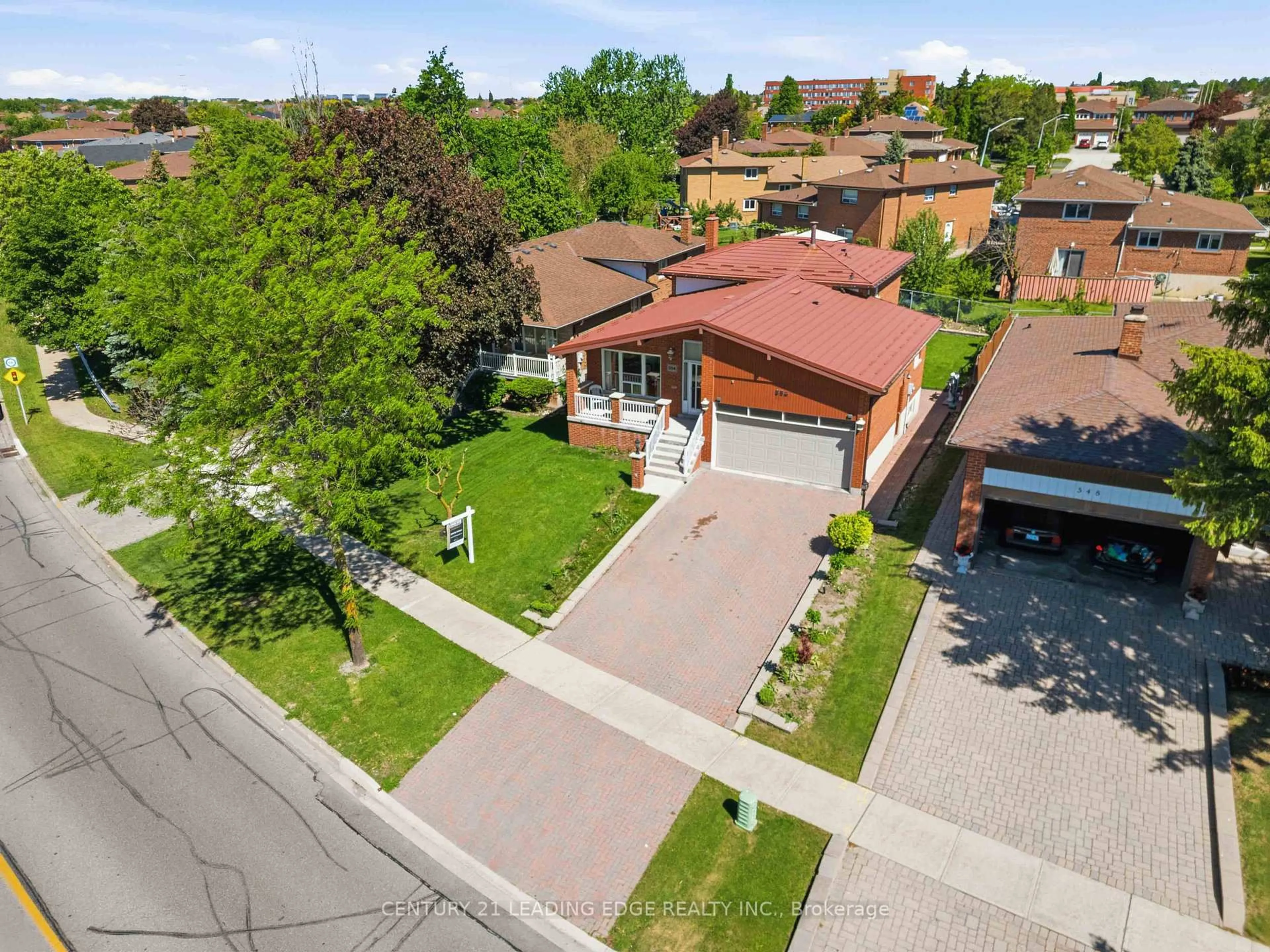 A pic from outside/outdoor area/front of a property/back of a property/a pic from drone, street for 554 Woodbridge Ave, Vaughan Ontario L4L 2T5