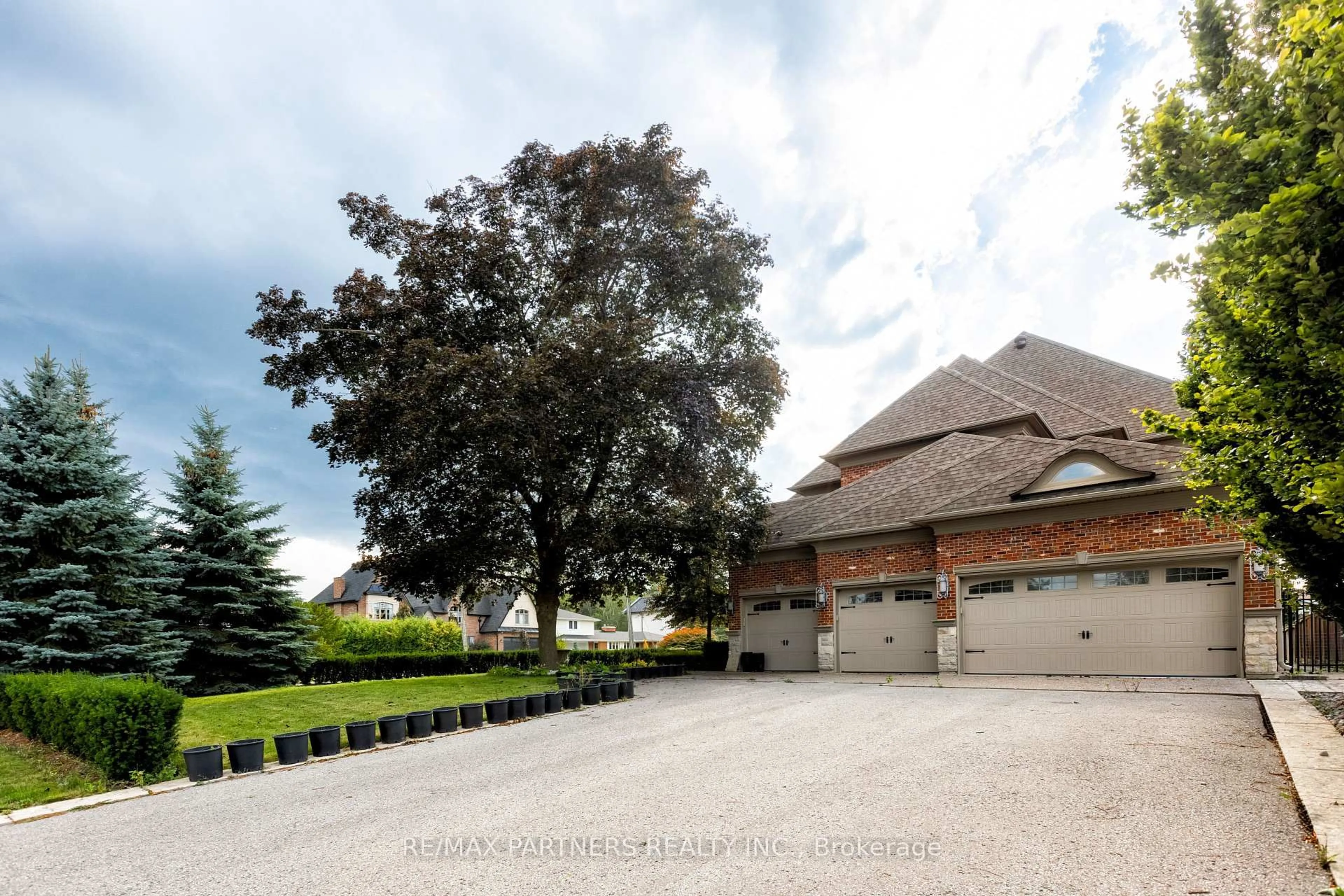 A pic from outside/outdoor area/front of a property/back of a property/a pic from drone, street for 68 Maple Grove Ave, Richmond Hill Ontario L4E 2X2