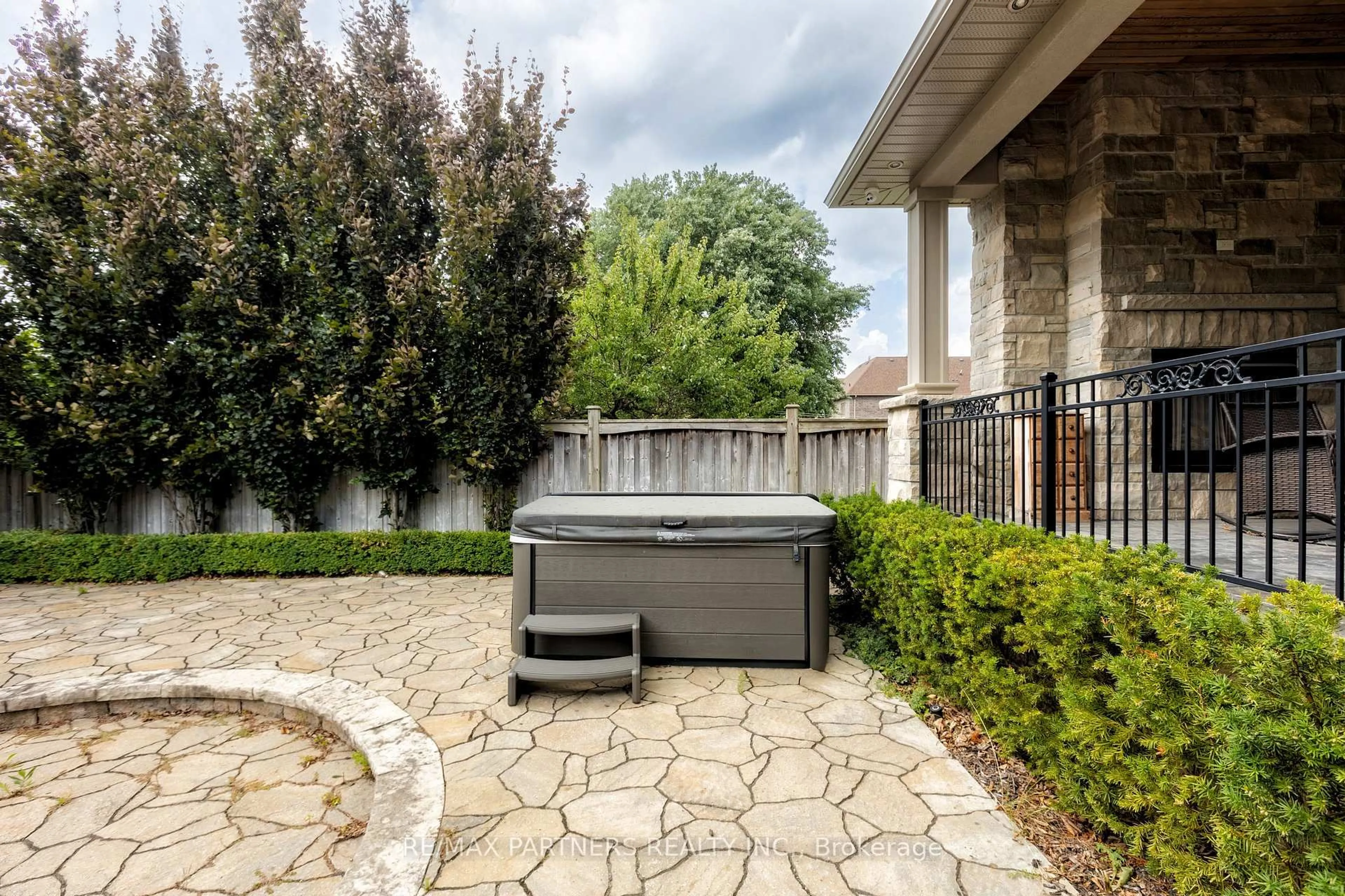 Patio, street for 68 Maple Grove Ave, Richmond Hill Ontario L4E 2X2