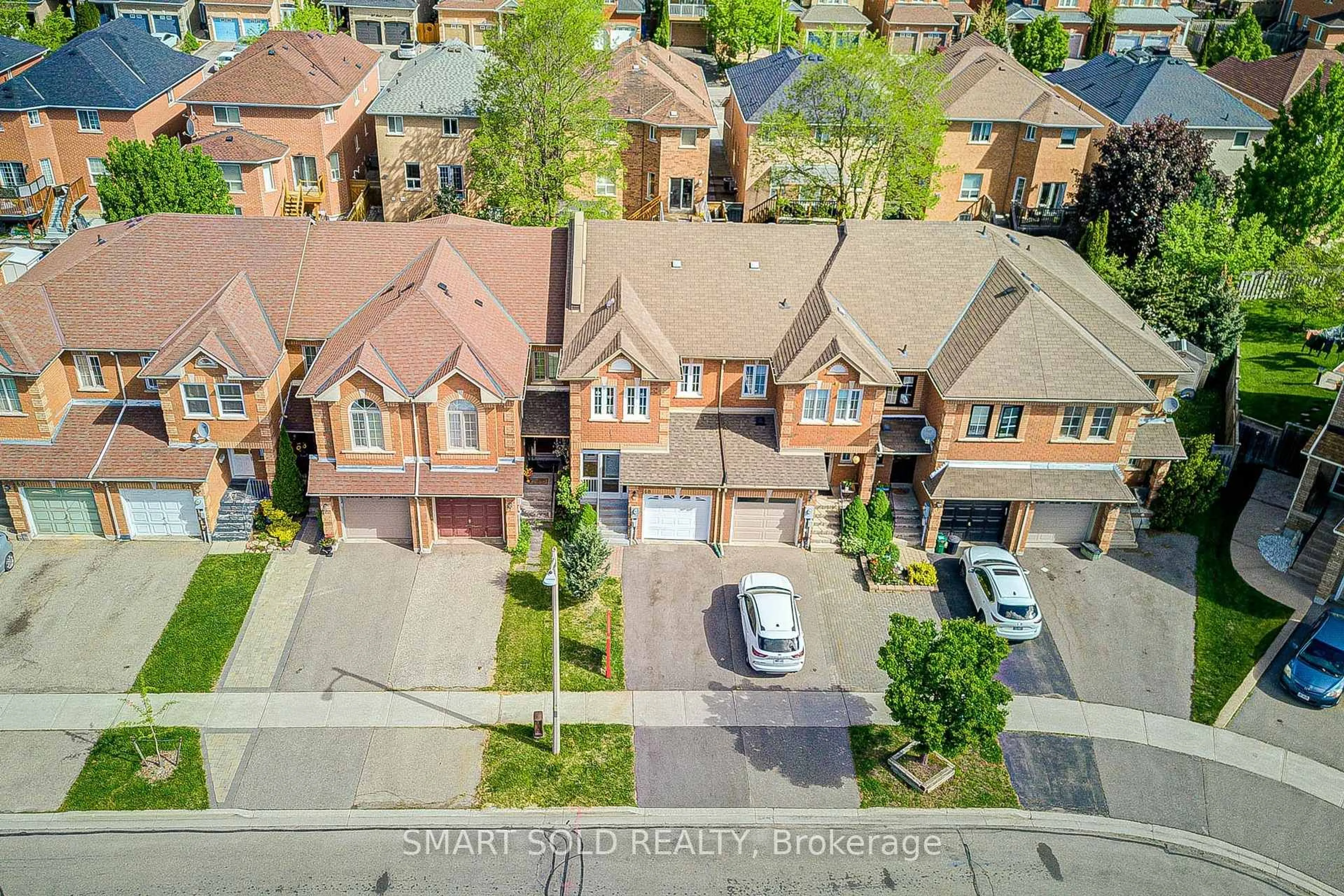 A pic from outside/outdoor area/front of a property/back of a property/a pic from drone, street for 68 Denton Circ, Vaughan Ontario L6A 2N4