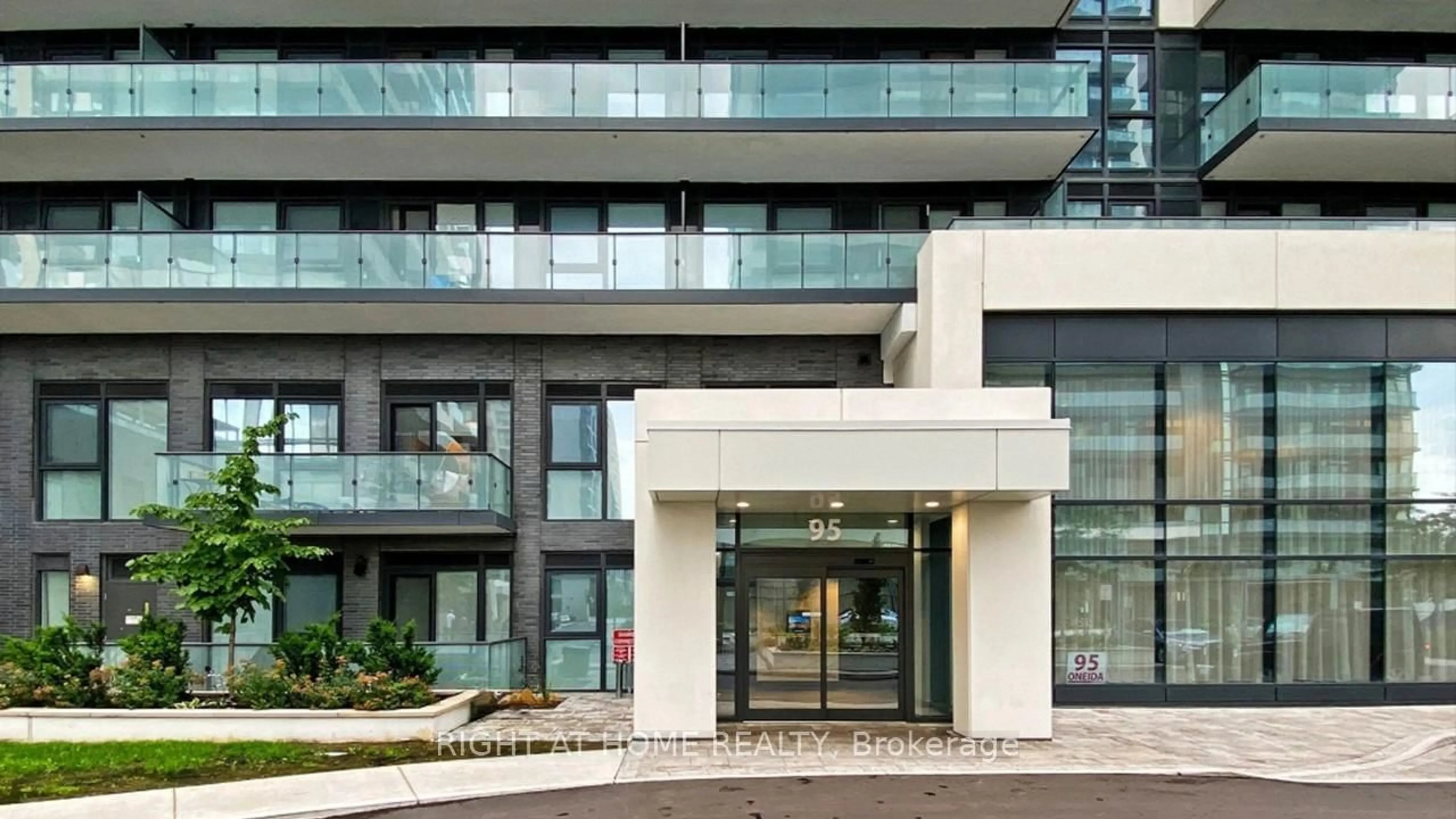 Indoor foyer for 95 Oneida Cres #Ph12, Richmond Hill Ontario L4B 0H5