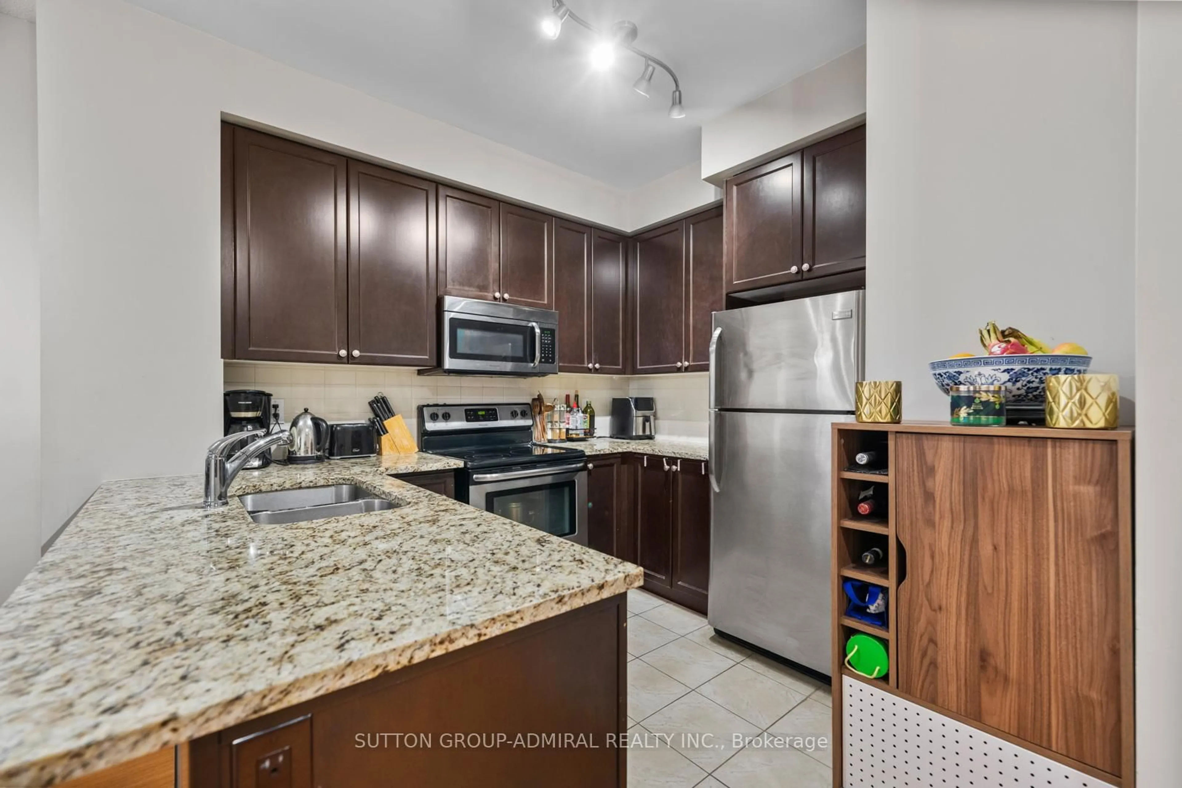 Standard kitchen, ceramic/tile floor for 9255 Jane St #215, Vaughan Ontario L6A 0K1