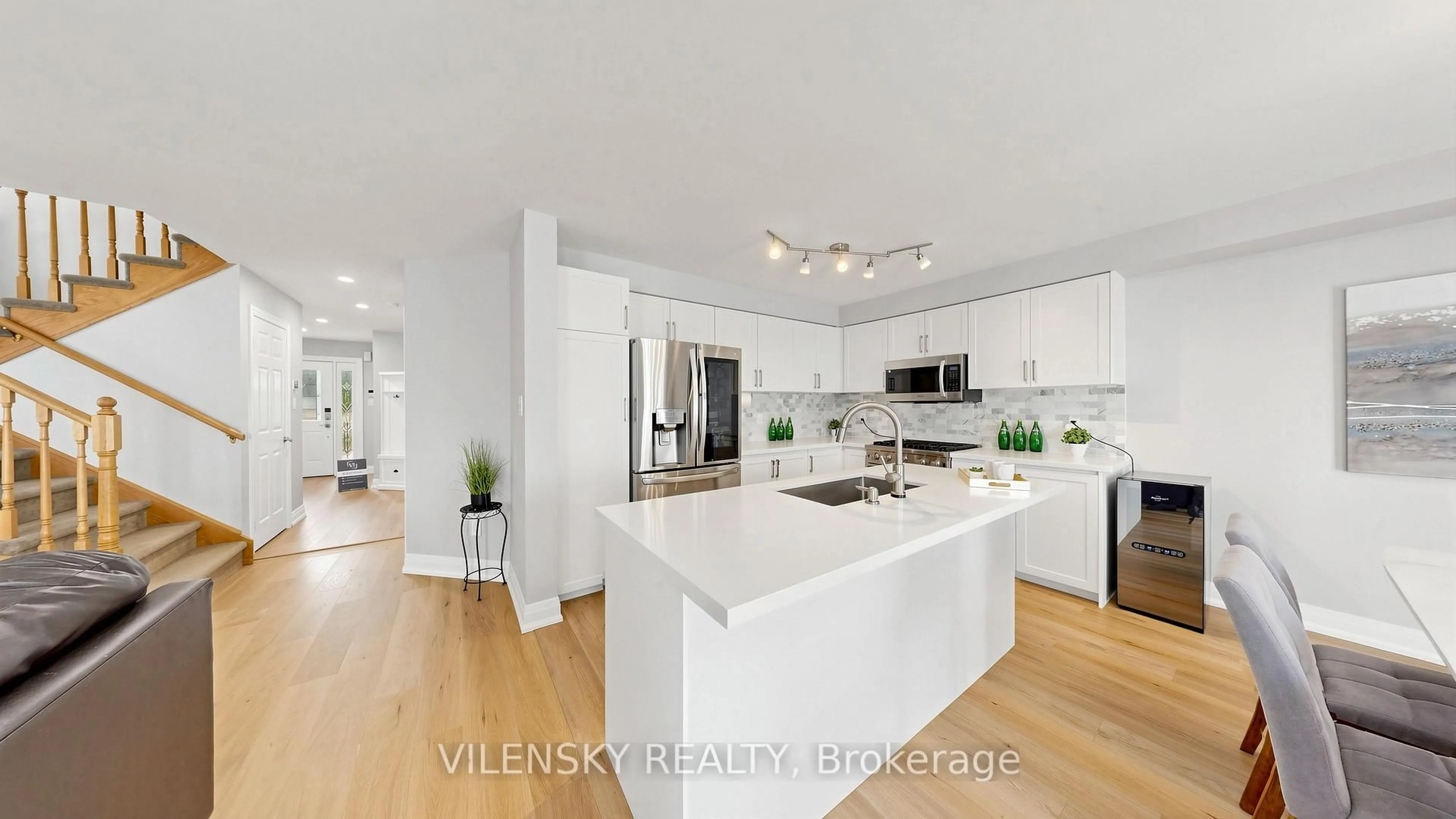 Open concept kitchen, unknown for 96 Sawmill Valley Dr, Newmarket Ontario L3X 2S3