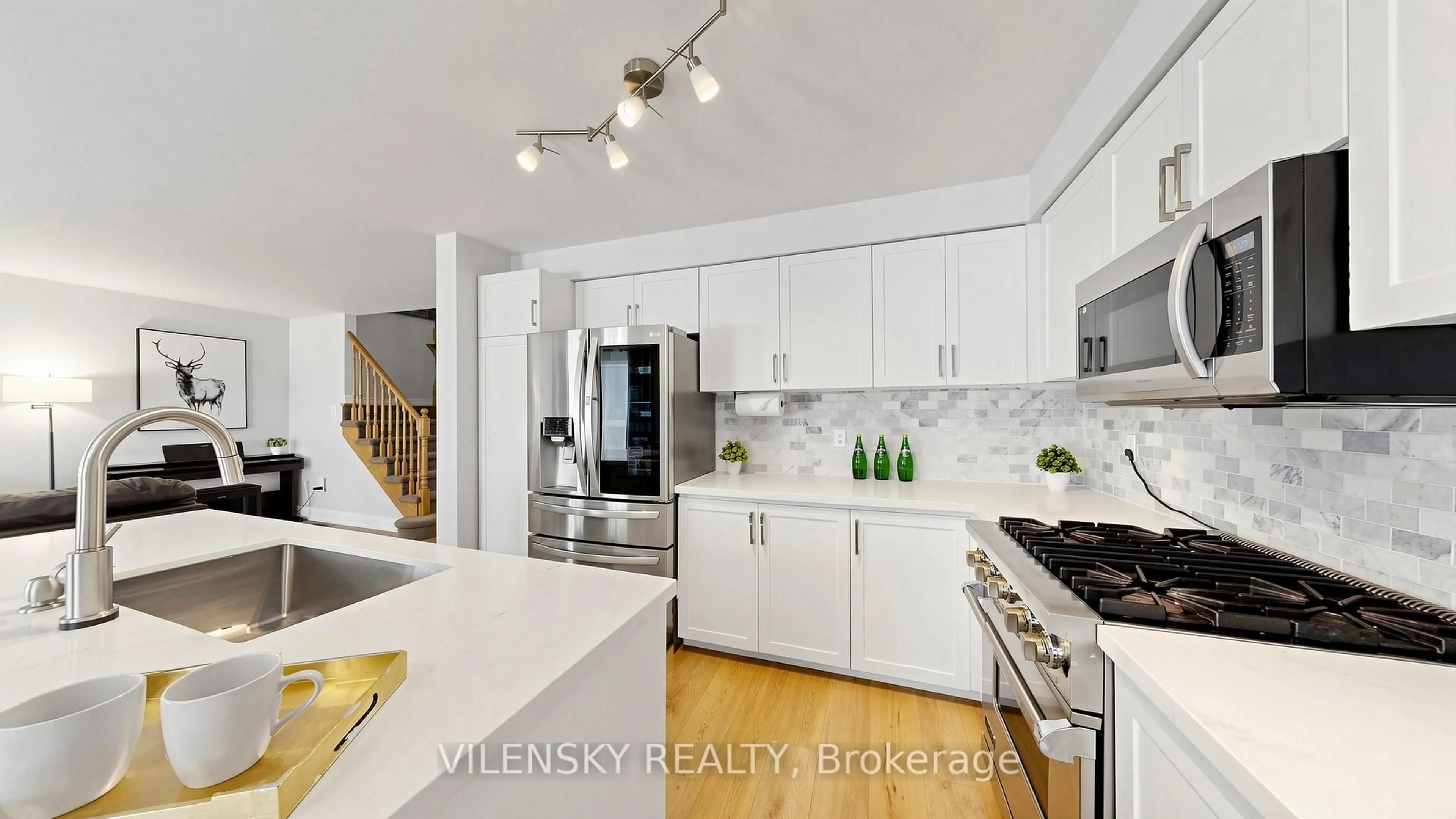 Open concept kitchen, unknown for 96 Sawmill Valley Dr, Newmarket Ontario L3X 2S3