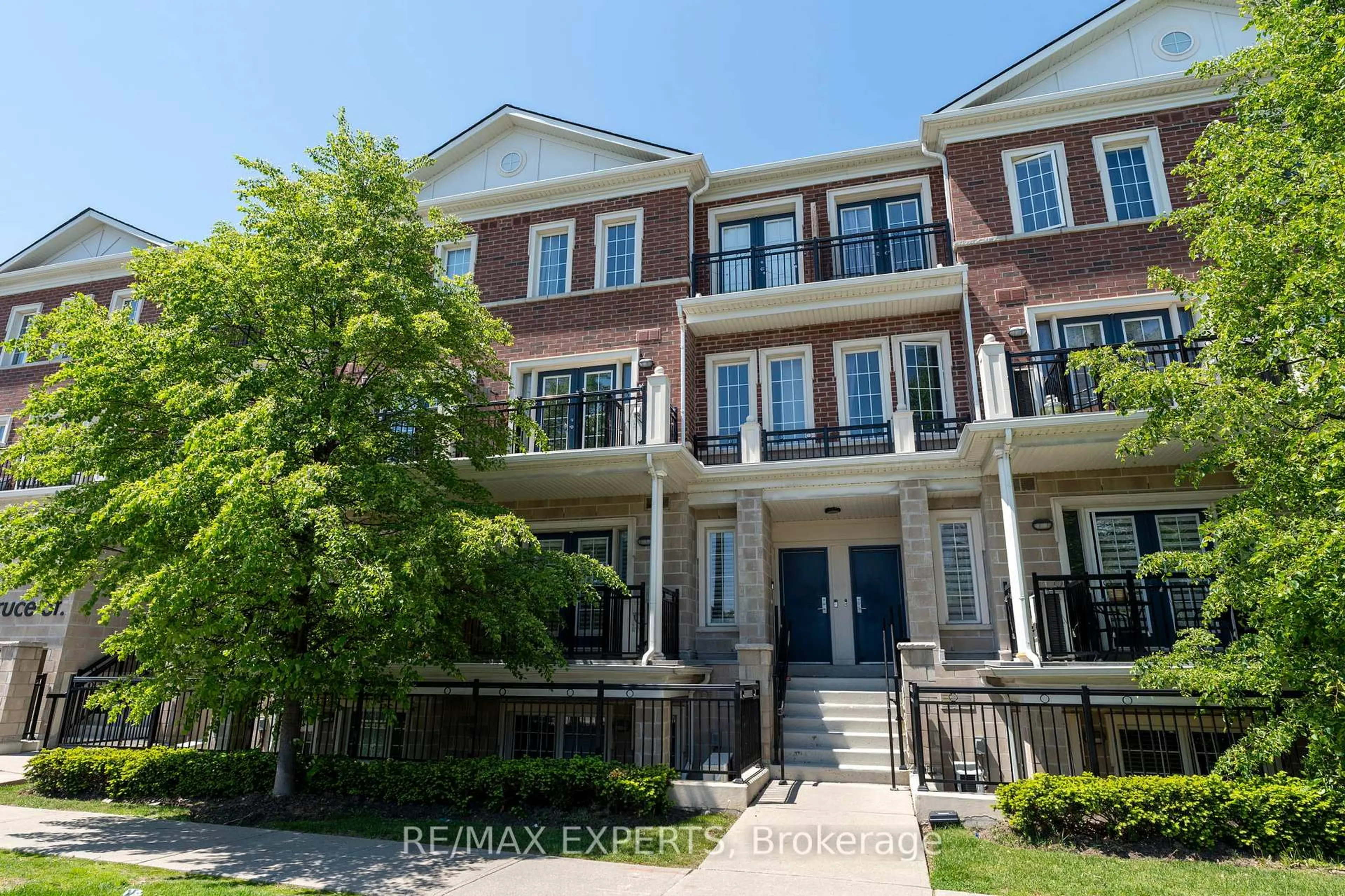 A pic from outside/outdoor area/front of a property/back of a property/a pic from drone, unknown for 26 Bruce St #4, Vaughan Ontario L4L 0H4