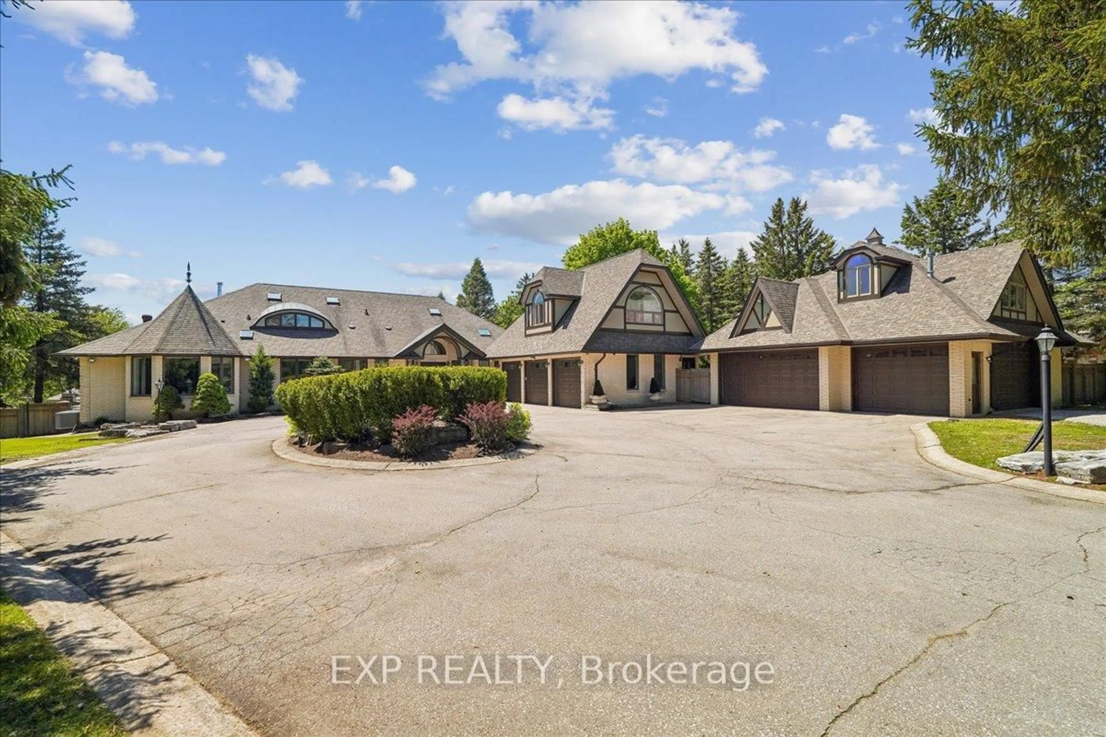 A pic from outside/outdoor area/front of a property/back of a property/a pic from drone, water/lake/river/ocean view for 332 Burns Blvd, King Ontario L7B 1E1