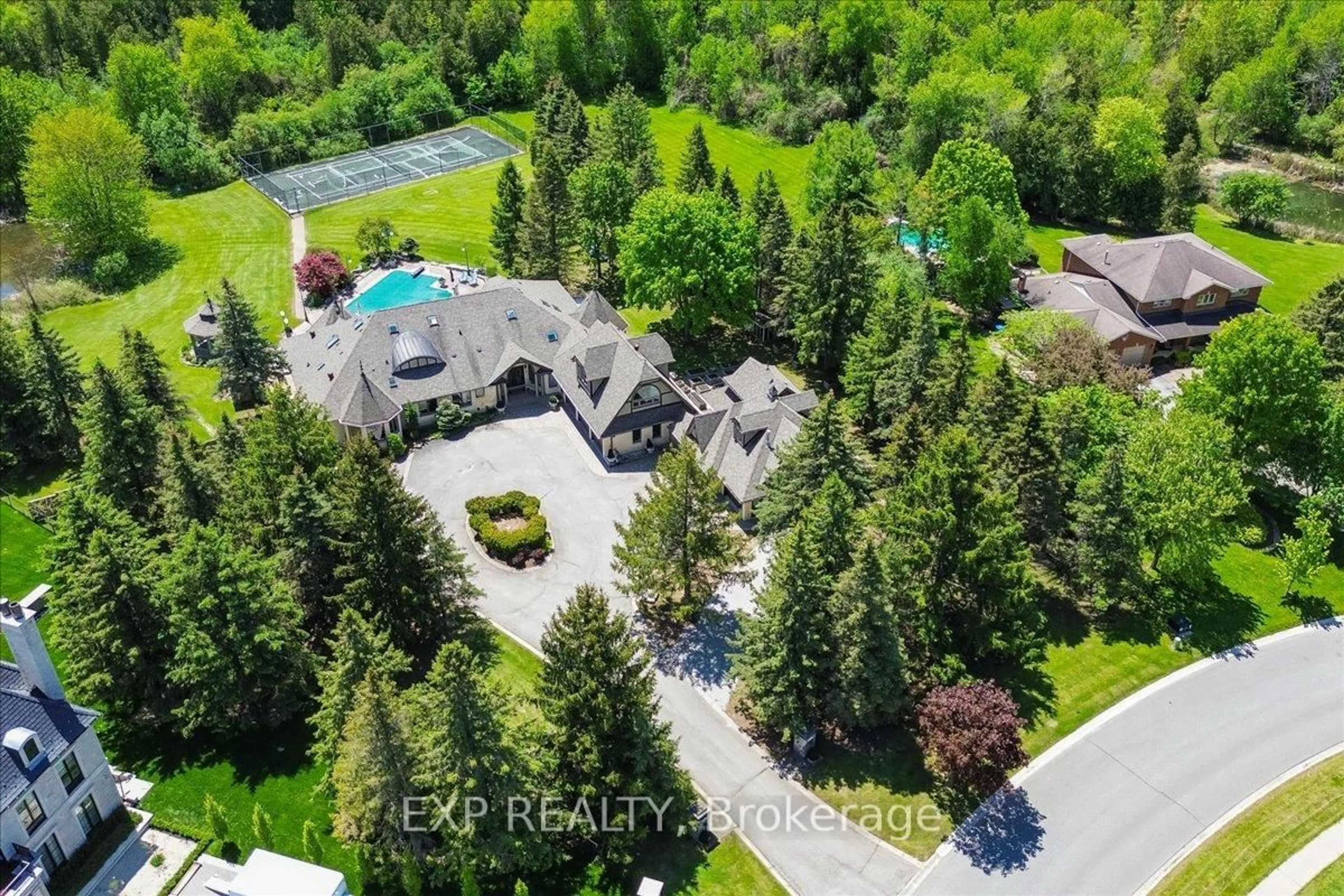 A pic from outside/outdoor area/front of a property/back of a property/a pic from drone, forest/trees view for 332 Burns Blvd, King Ontario L7B 1E1