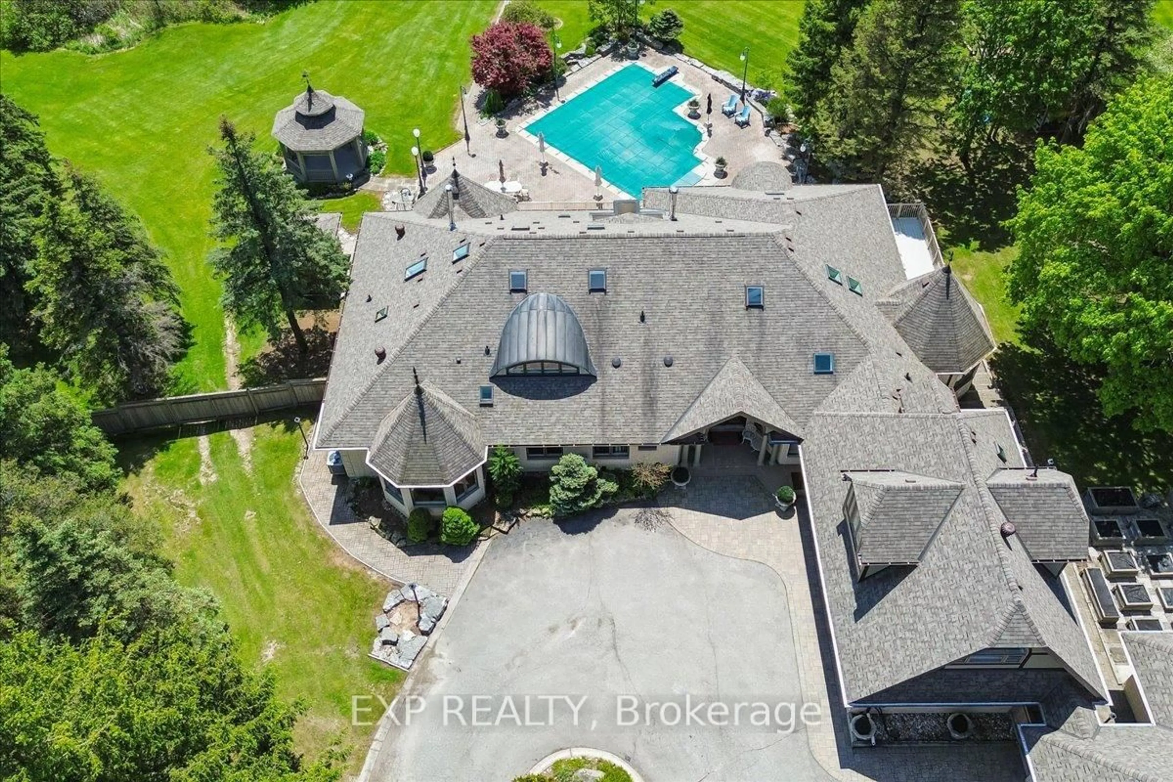 A pic from outside/outdoor area/front of a property/back of a property/a pic from drone, unknown for 332 Burns Blvd, King Ontario L7B 1E1