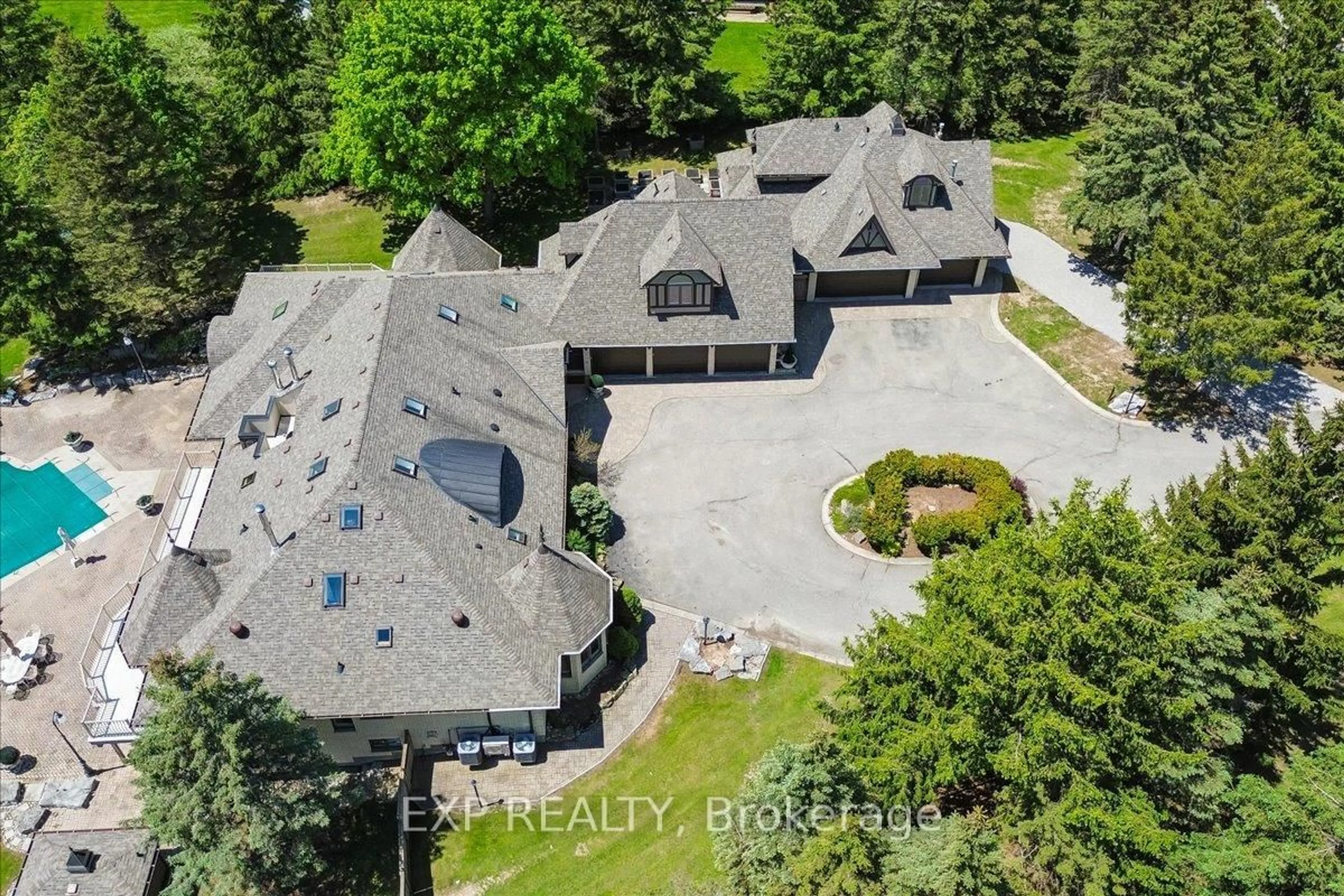 A pic from outside/outdoor area/front of a property/back of a property/a pic from drone, unknown for 332 Burns Blvd, King Ontario L7B 1E1