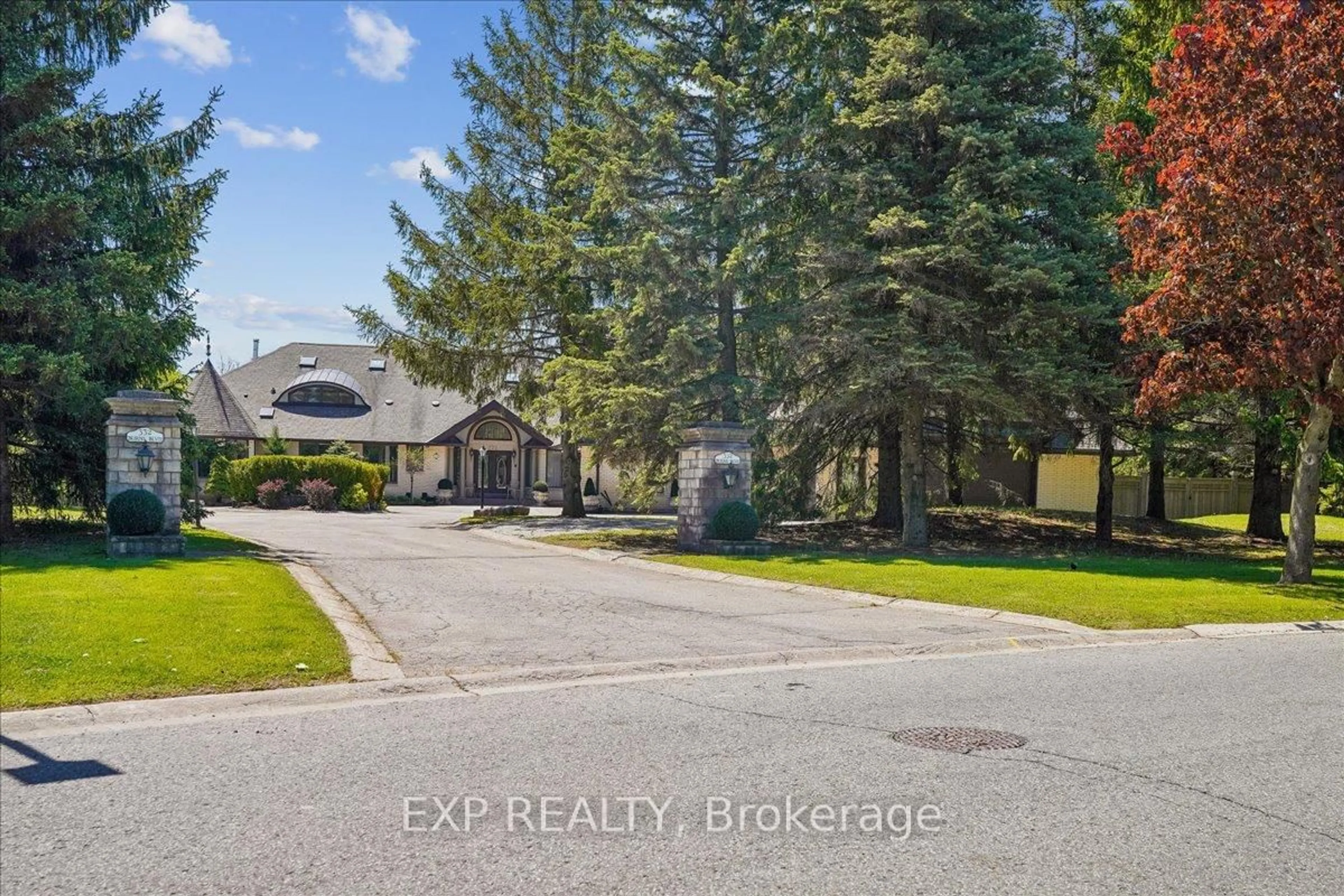 A pic from outside/outdoor area/front of a property/back of a property/a pic from drone, street for 332 Burns Blvd, King Ontario L7B 1E1