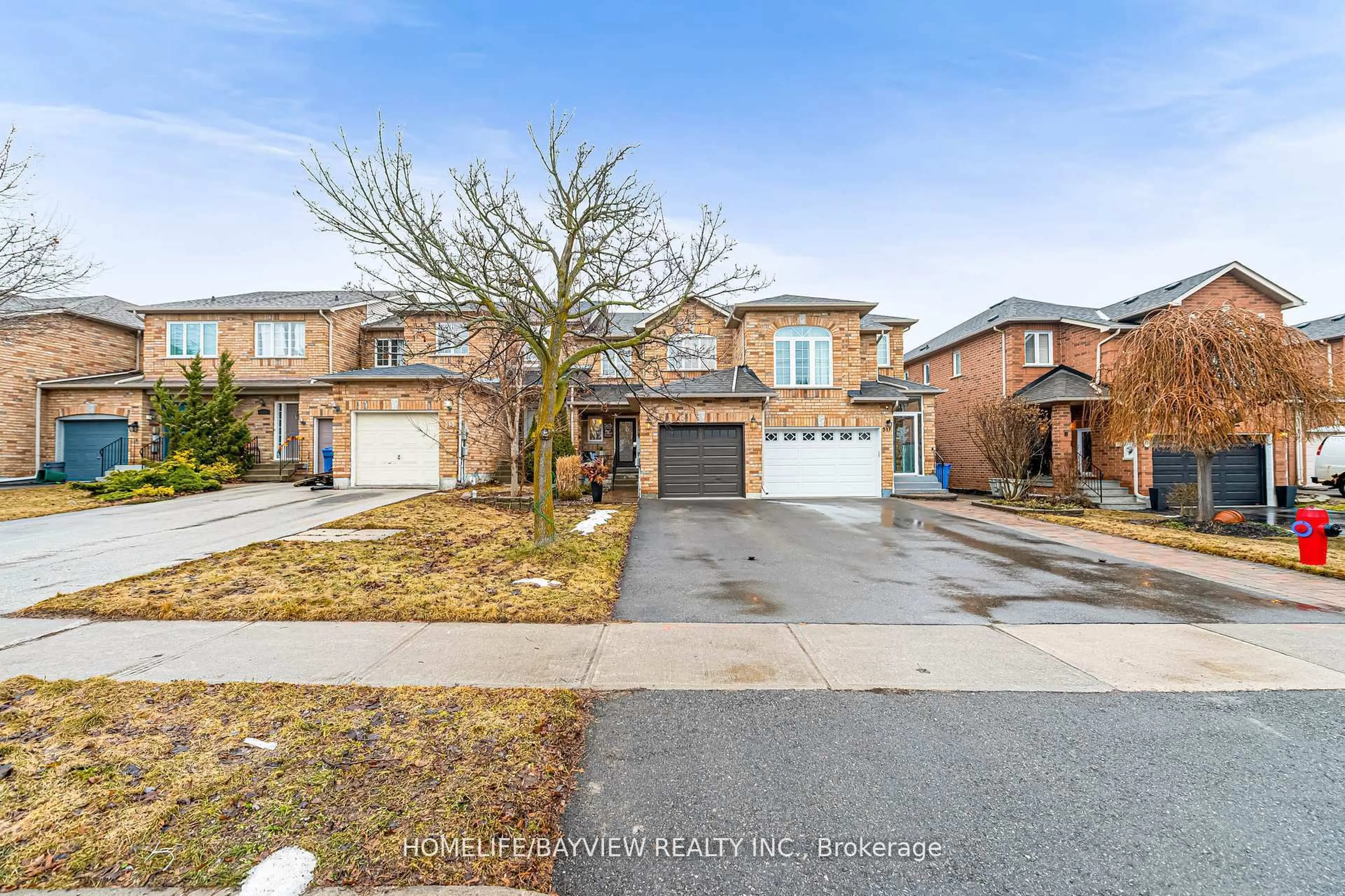 A pic from outside/outdoor area/front of a property/back of a property/a pic from drone, street for 515 Rourke Pl, Newmarket Ontario L3Y 8S9