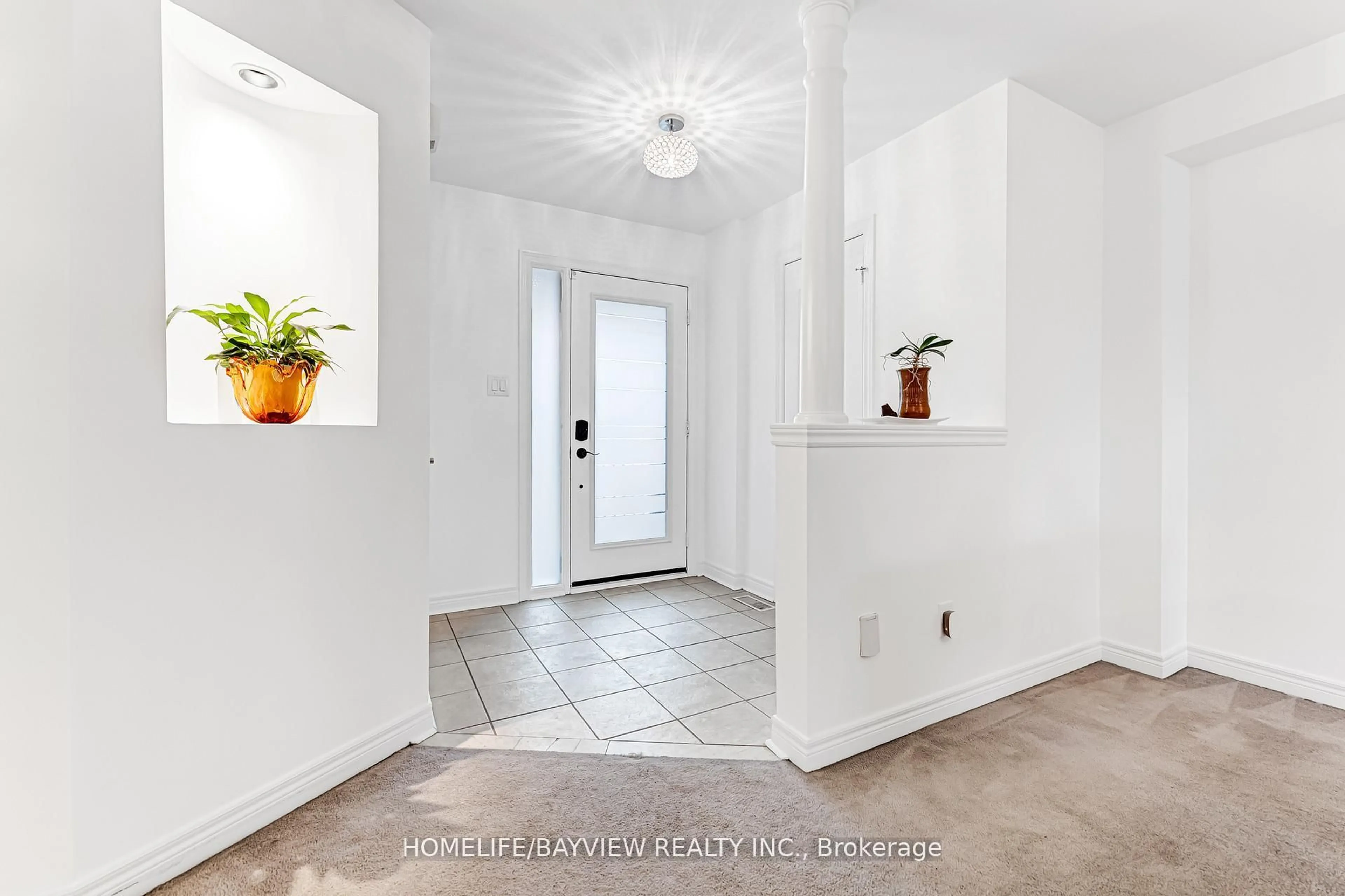 Indoor entryway for 515 Rourke Pl, Newmarket Ontario L3Y 8S9