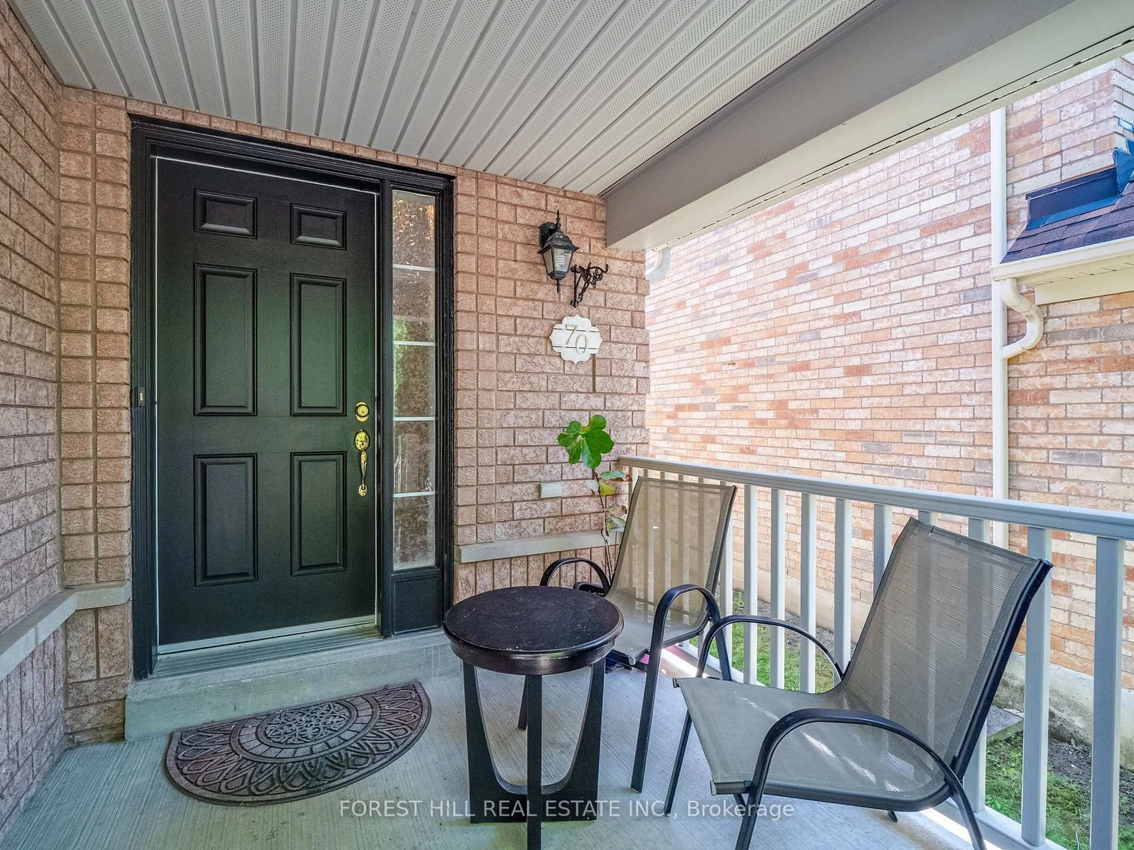 Indoor entryway for 70 Shoniker Dr, Newmarket Ontario L3X 2Y7
