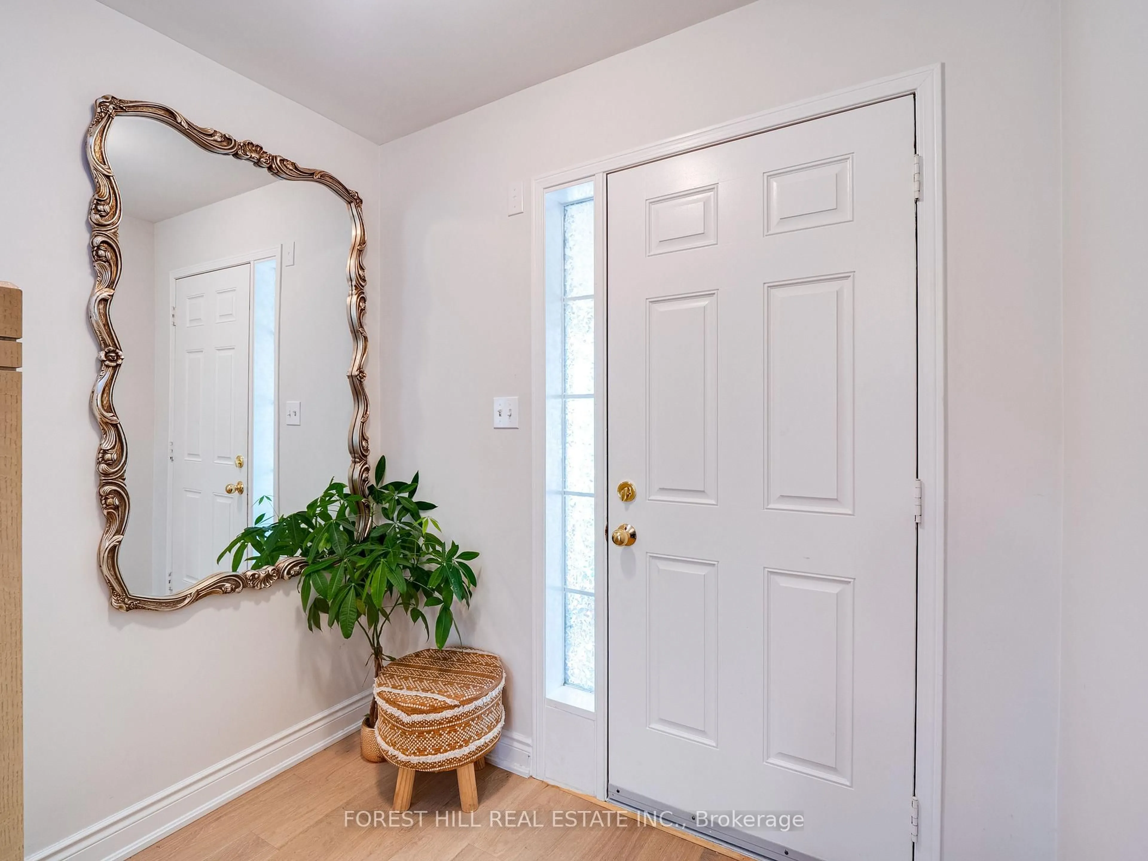 Indoor entryway for 70 Shoniker Dr, Newmarket Ontario L3X 2Y7