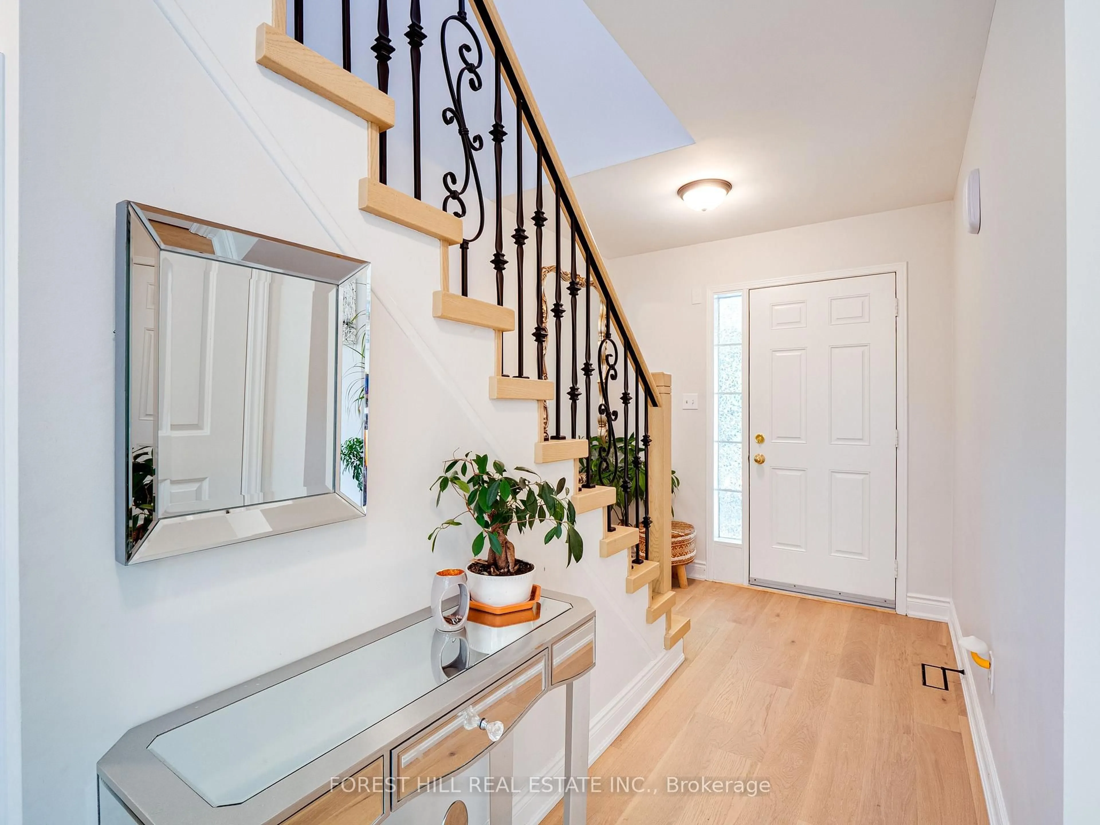 Indoor entryway for 70 Shoniker Dr, Newmarket Ontario L3X 2Y7